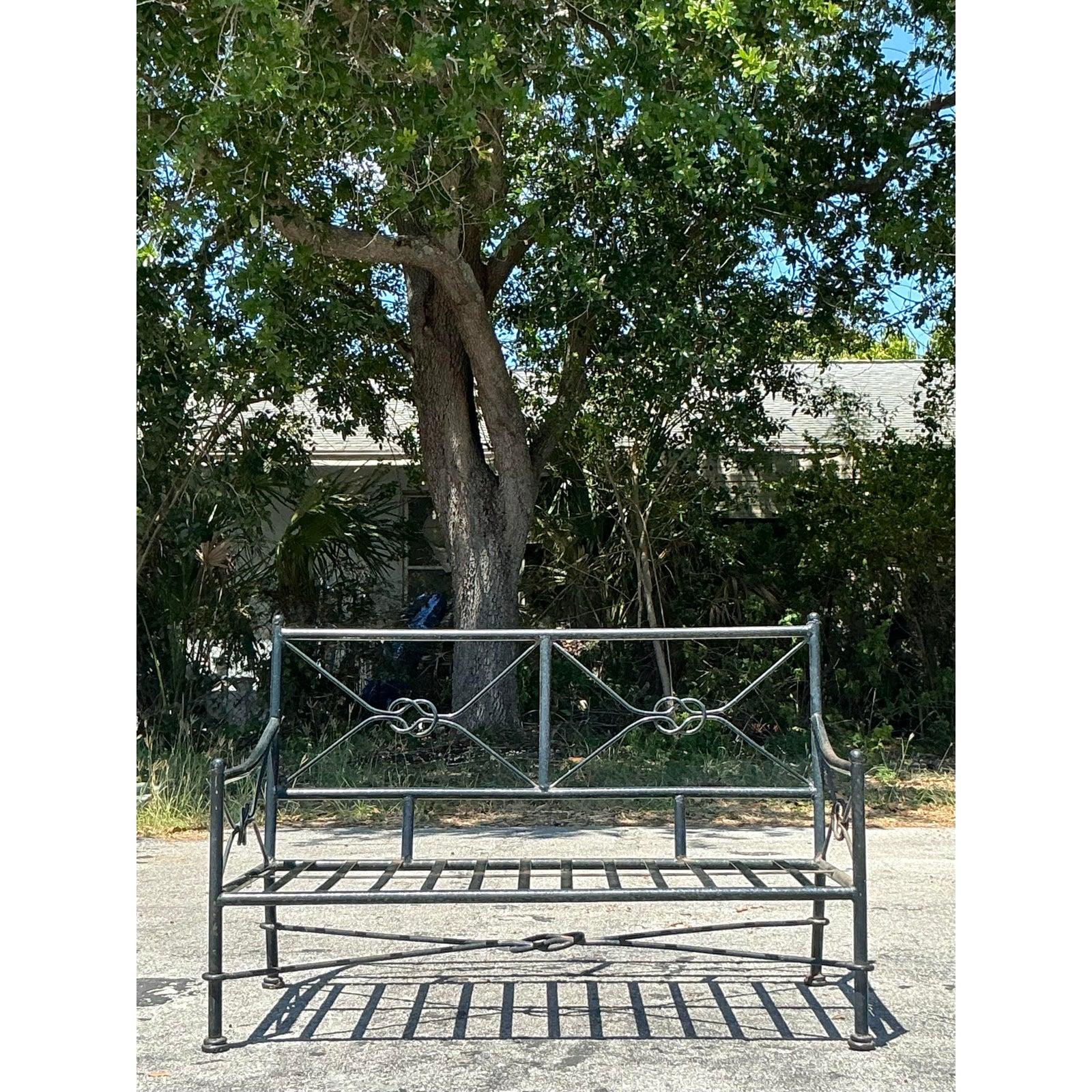 Loveseat Vintage Regency de hierro forjado con nudos de hierro Estadounidense en venta