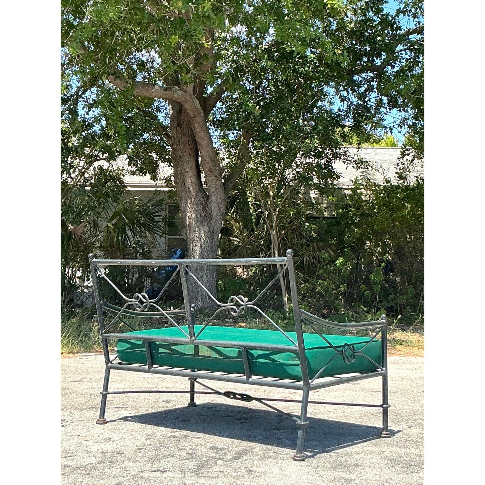 Loveseat Vintage Regency de hierro forjado con nudos de hierro en Bueno estado para la venta en west palm beach, FL