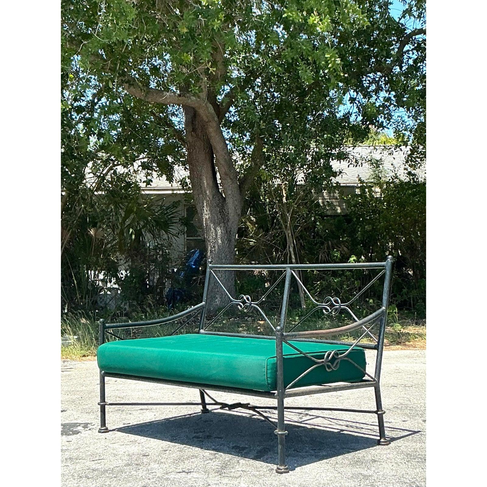 Loveseat Vintage Regency de hierro forjado con nudos de hierro Tapicería en venta