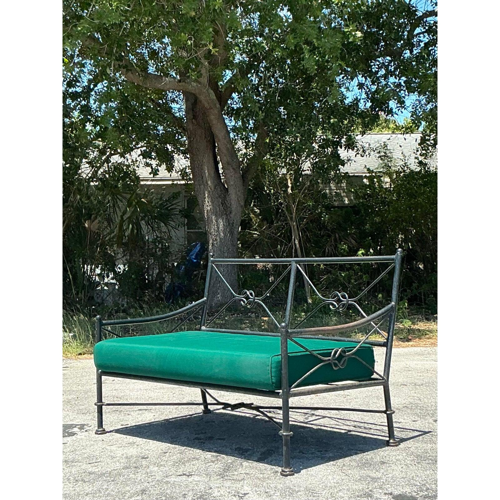 Loveseat Vintage Regency de hierro forjado con nudos de hierro en venta 1