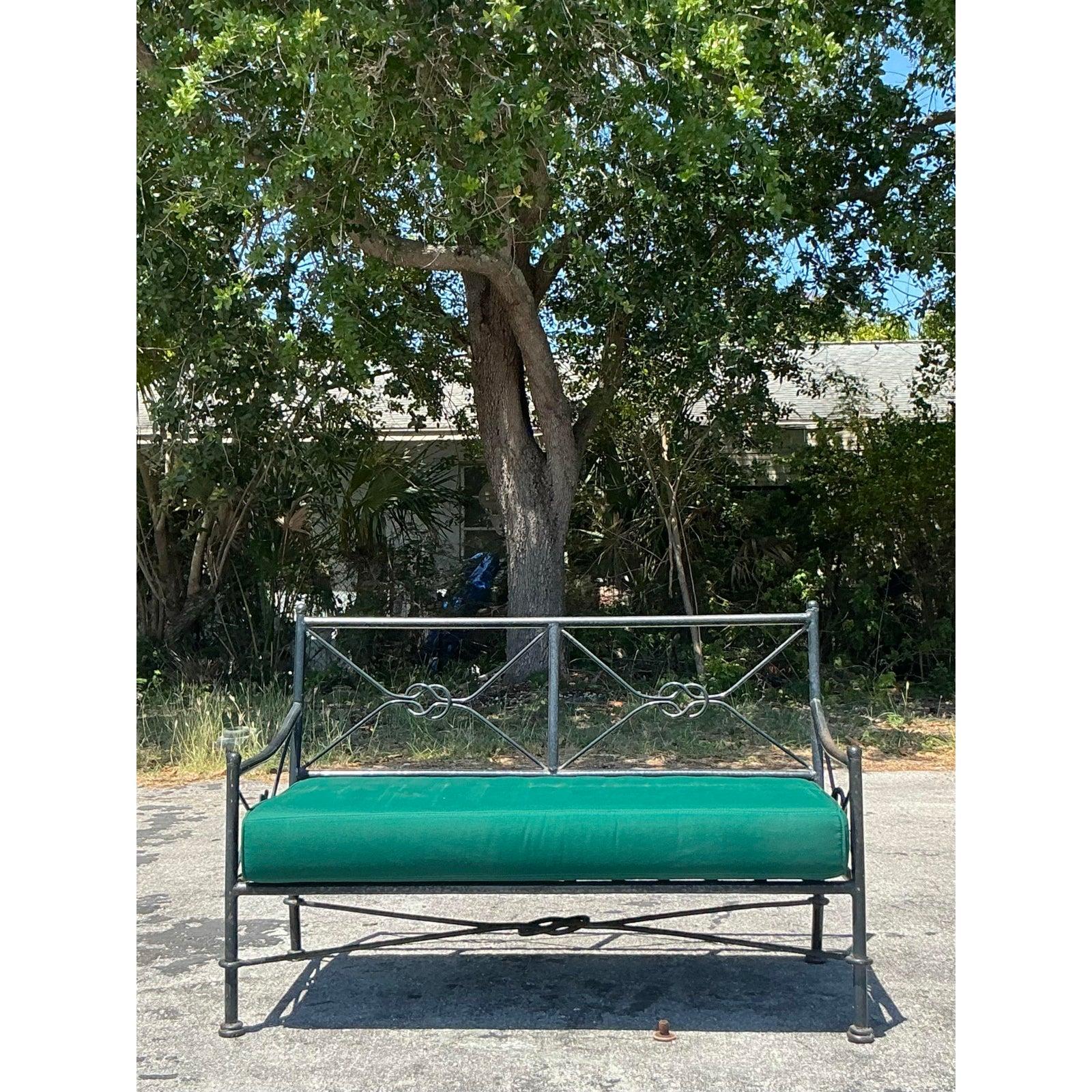 Loveseat Vintage Regency de hierro forjado con nudos de hierro en venta 2