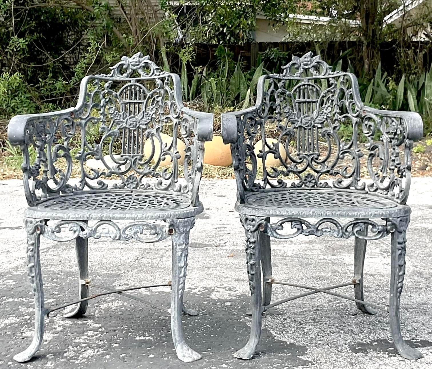 Mejora tu espacio al aire libre con estas Sillas con Respaldo de Lira de Hierro Forjado Vintage Regency. Con un diseño clásico de respaldo de lira y una duradera estructura de hierro forjado, estas sillas aportan una elegancia atemporal y un encanto
