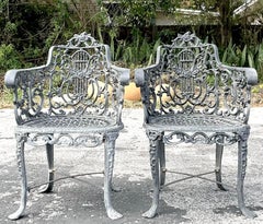 Chaises d'extérieur Vintage Regency en fer forgé à dossier en forme de lyre - une paire