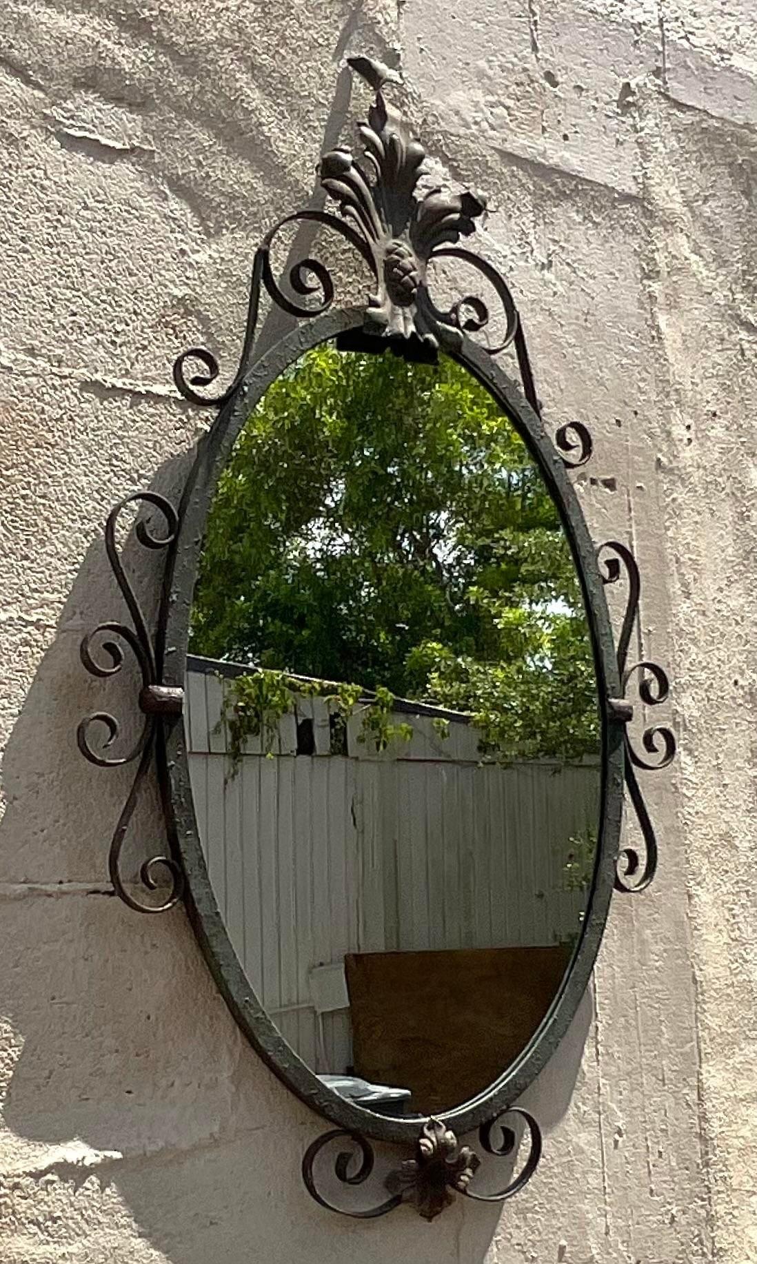 Añade un toque de sofisticación atemporal con nuestro Espejo ovalado de hierro forjado Vintage Regency. Hecha a mano en EE.UU., esta exquisita pieza muestra la mejor artesanía americana, combinando la elegancia real con un encanto discreto para