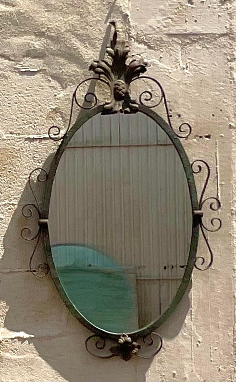 Espejo ovalado de hierro forjado Vintage Regency en Bueno estado para la venta en west palm beach, FL