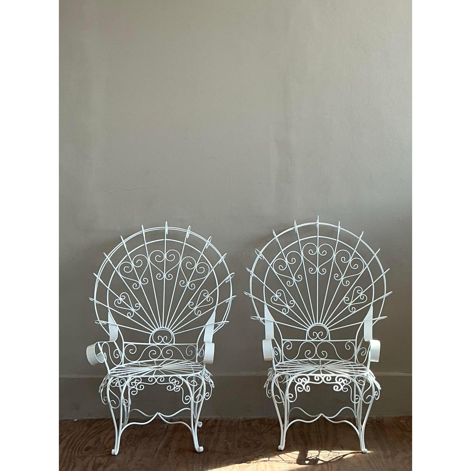 Chaises de salon Vintage Regency en fer forgé Peacock d'après Salterini - une paire en vente 4