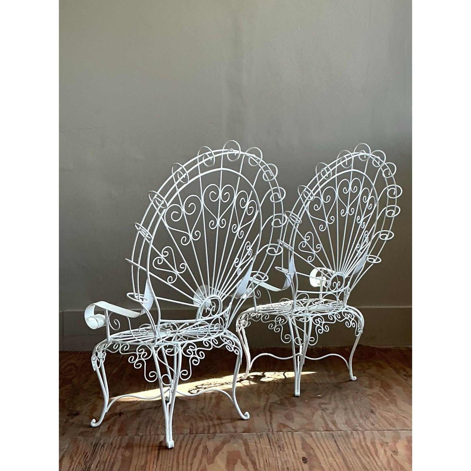 Chaises de salon Vintage Regency en fer forgé Peacock d'après Salterini - une paire en vente 5