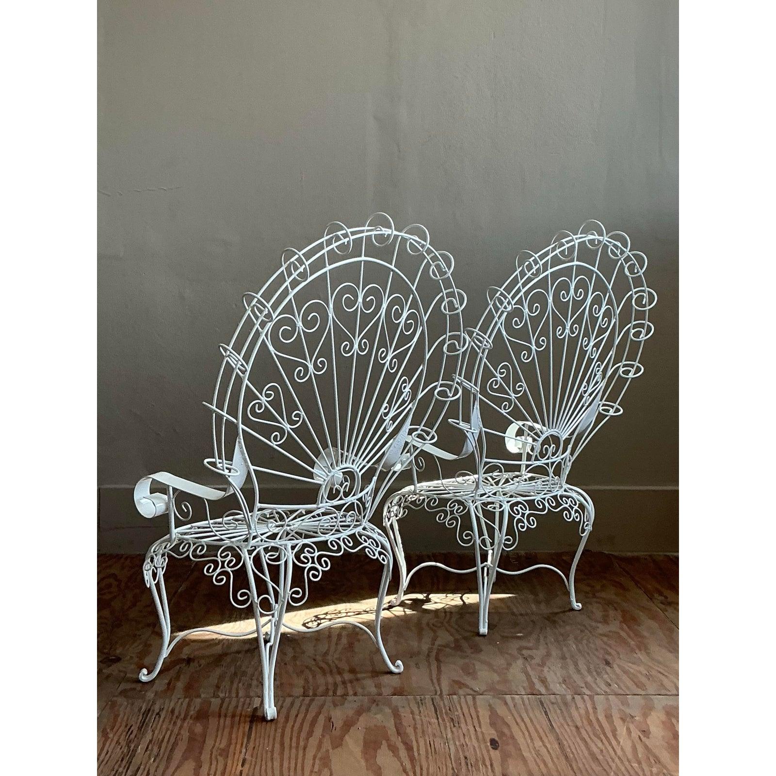 Retrouvez le romantisme d'un jardin italien classique avec cette superbe paire de chaises paon vintage, fabriquées dans le style emblématique de John Salterini. Chaque chaise est dotée d'un magnifique dossier en forme d'éventail et d'une assise en