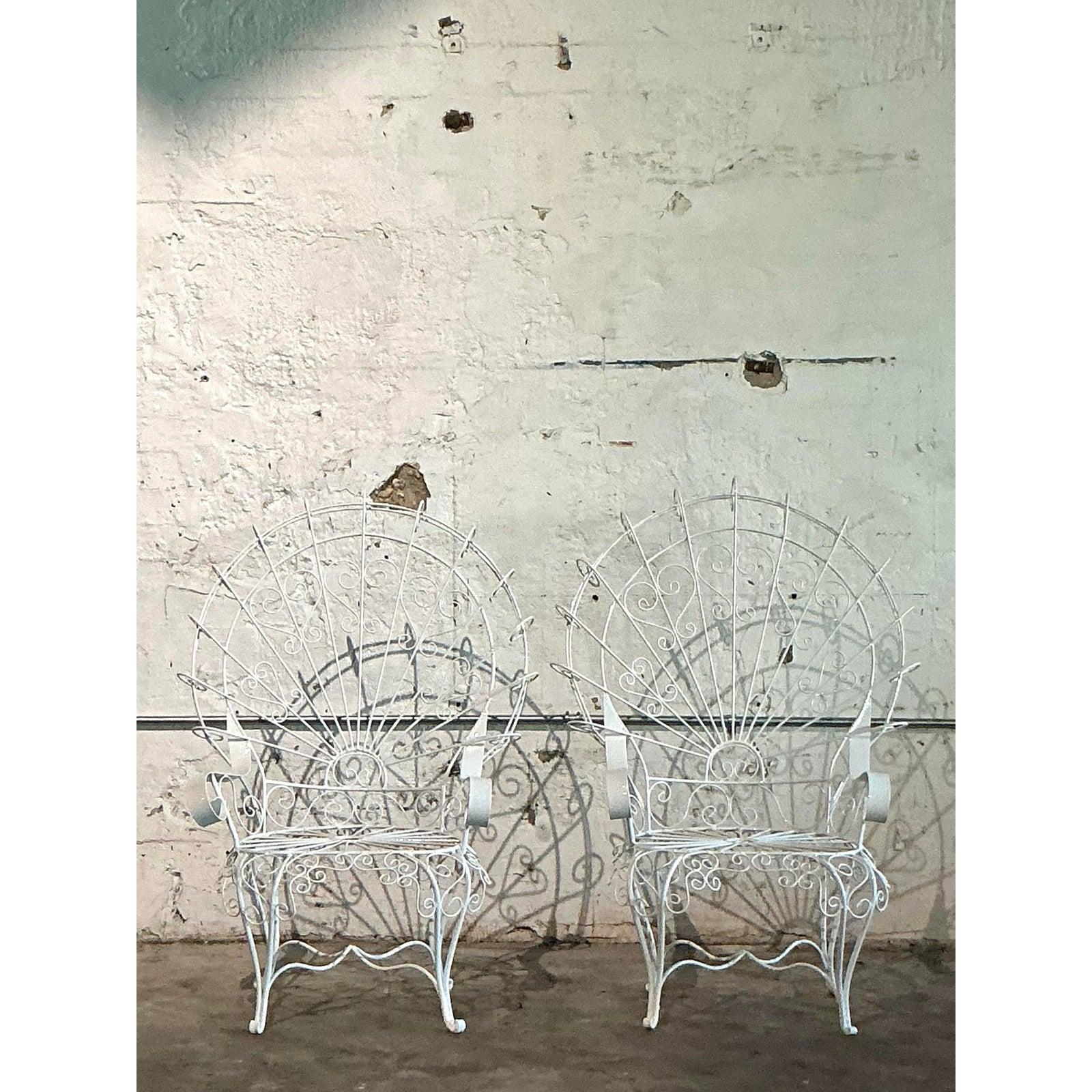 Américain Chaises de salon Vintage Regency en fer forgé Peacock d'après Salterini - une paire en vente