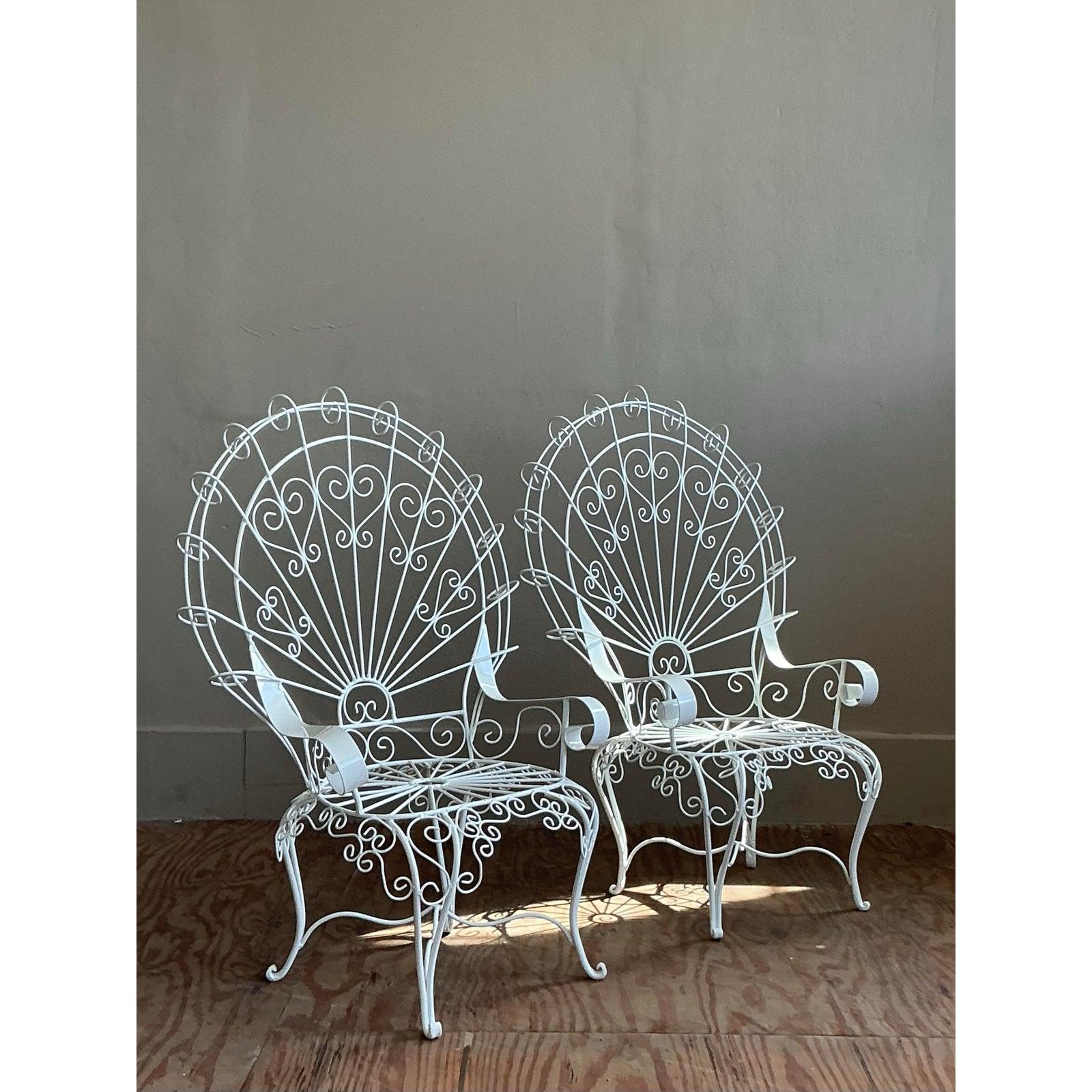 Chaises de salon Vintage Regency en fer forgé Peacock d'après Salterini - une paire Bon état - En vente à West Palm Beach, FL