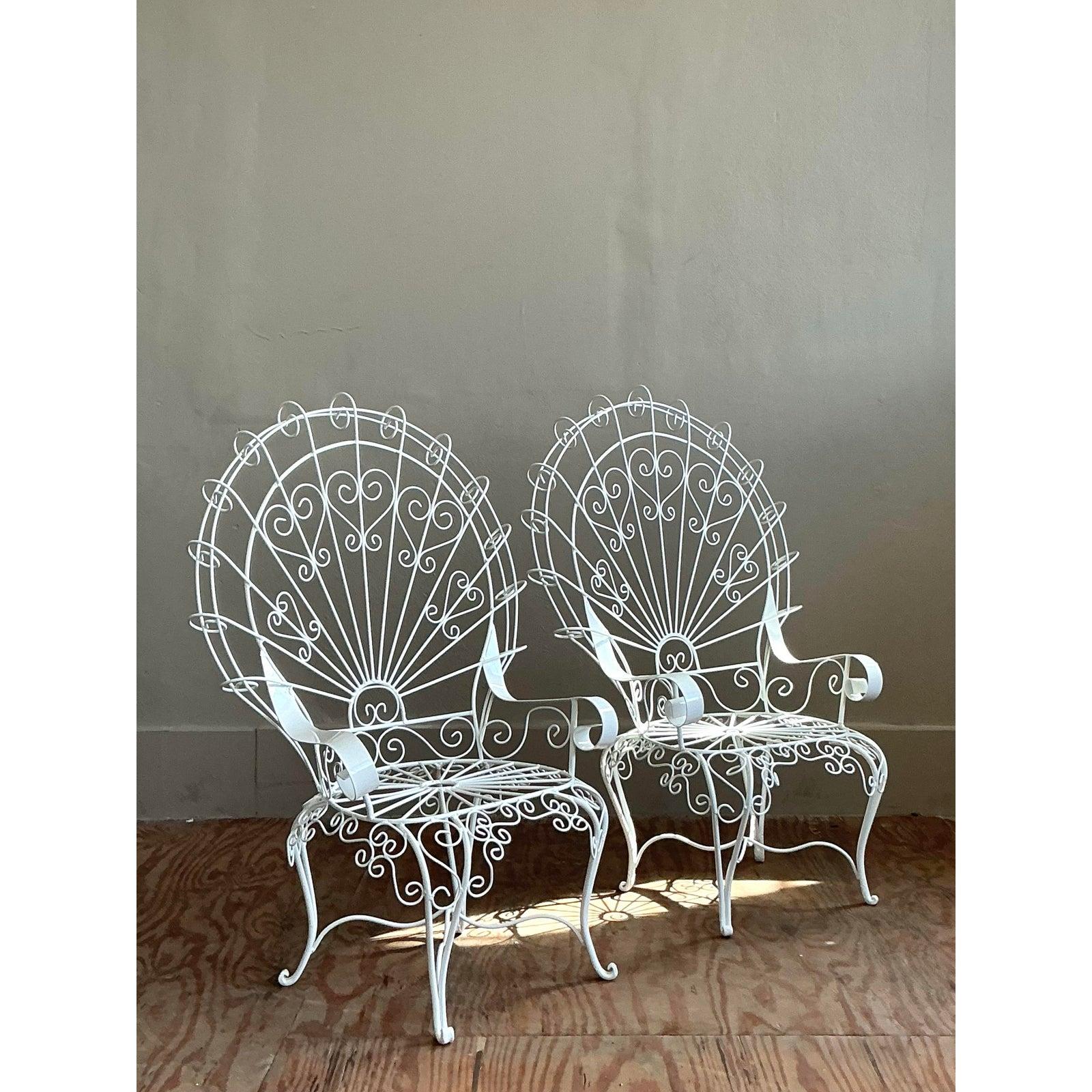 20ième siècle Chaises de salon Vintage Regency en fer forgé Peacock d'après Salterini - une paire en vente