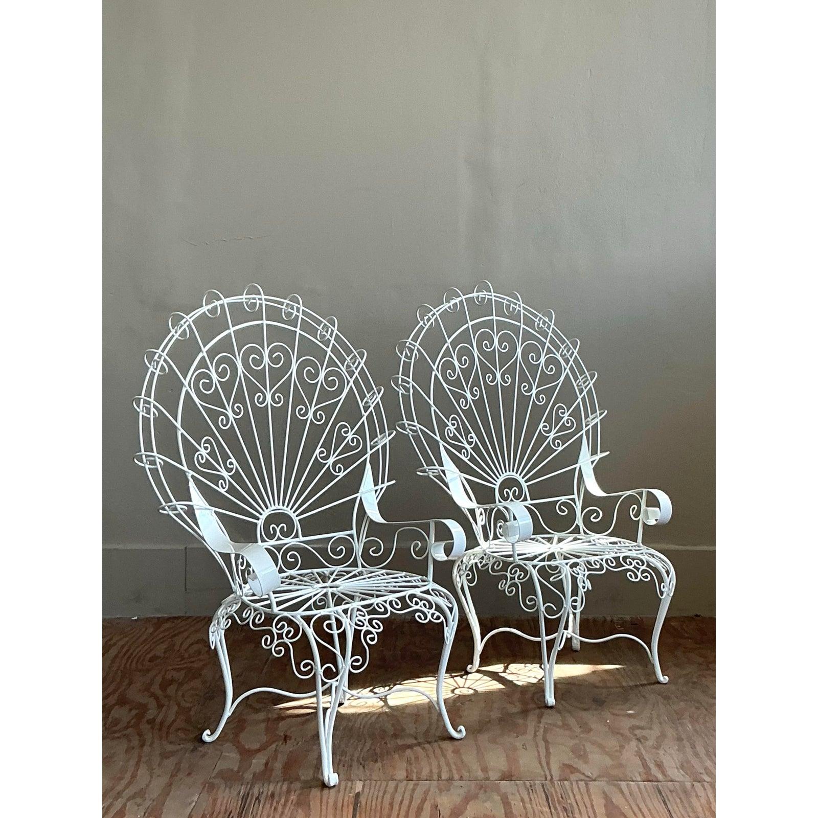 Fer forgé Chaises de salon Vintage Regency en fer forgé Peacock d'après Salterini - une paire en vente