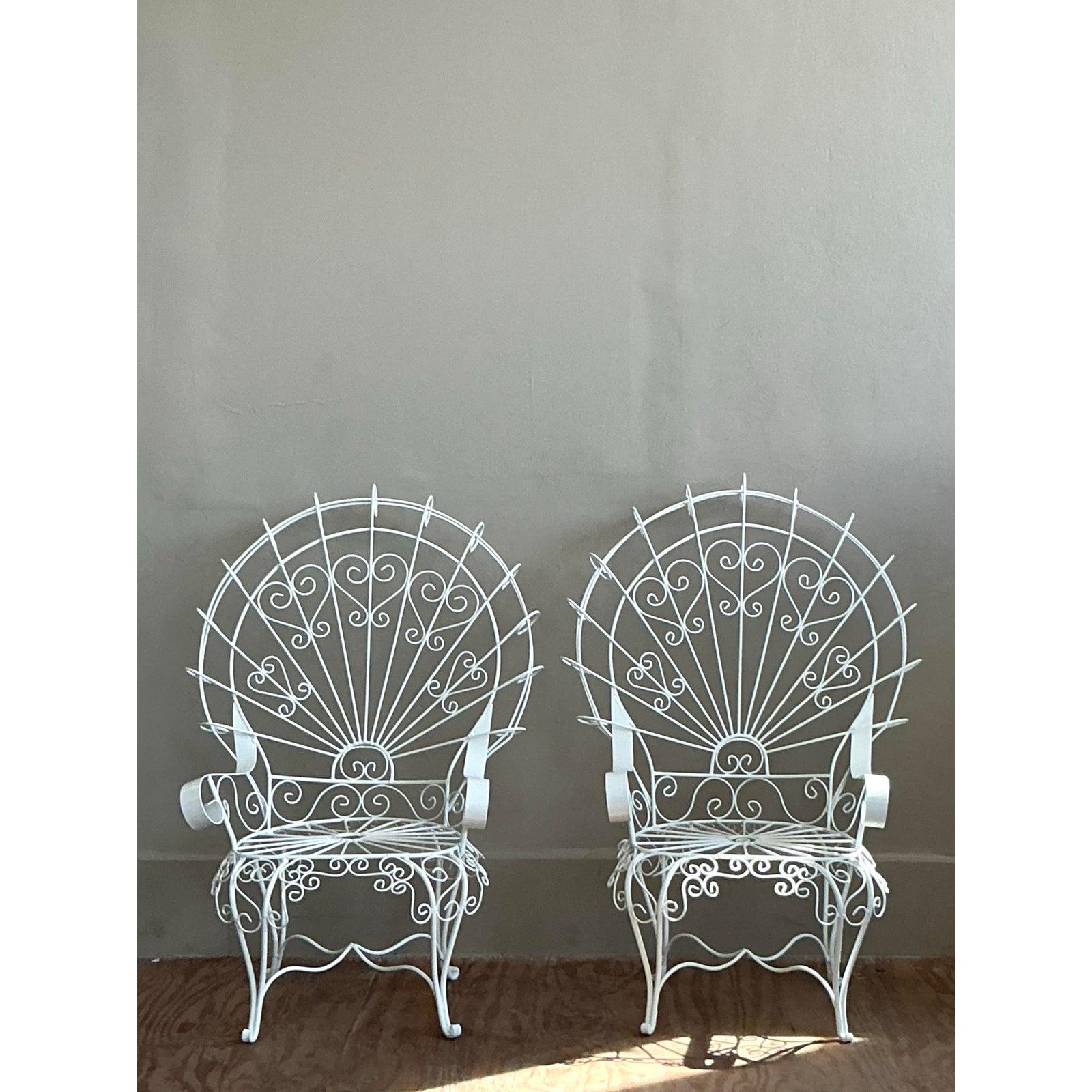 Chaises de salon Vintage Regency en fer forgé Peacock d'après Salterini - une paire en vente 2
