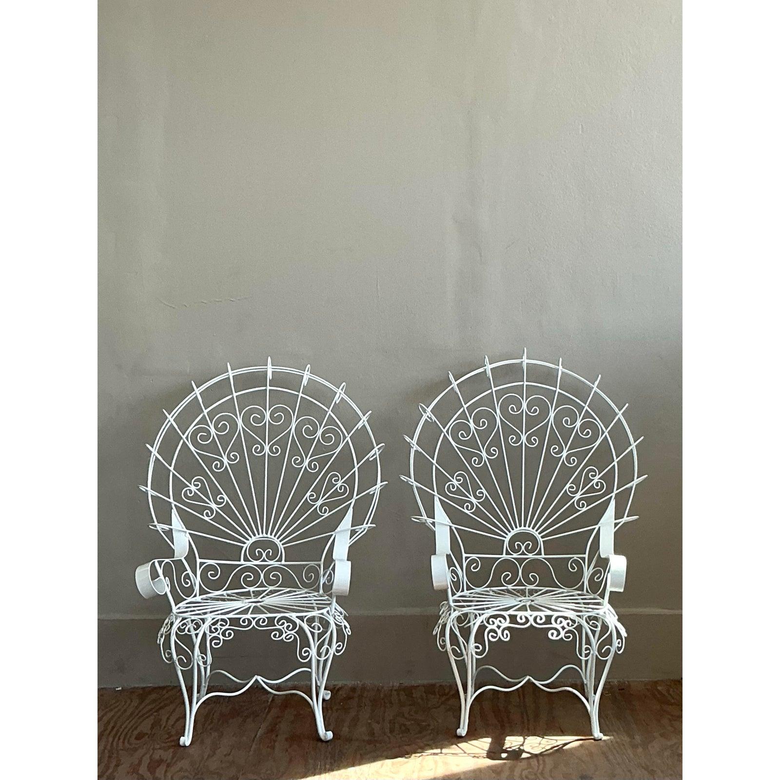 Chaises de salon Vintage Regency en fer forgé Peacock d'après Salterini - une paire en vente 3