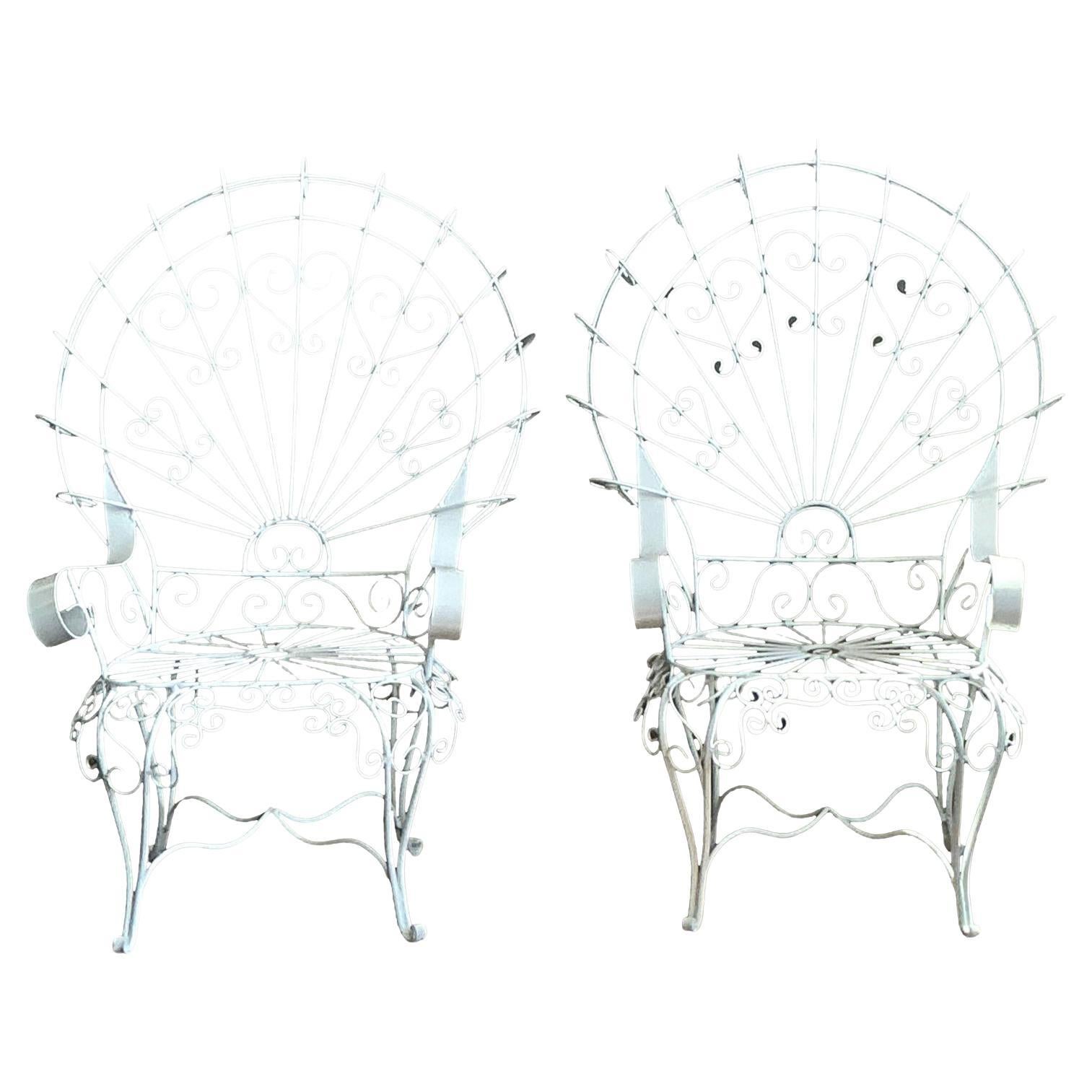 Chaises de salon Vintage Regency en fer forgé Peacock d'après Salterini - une paire en vente