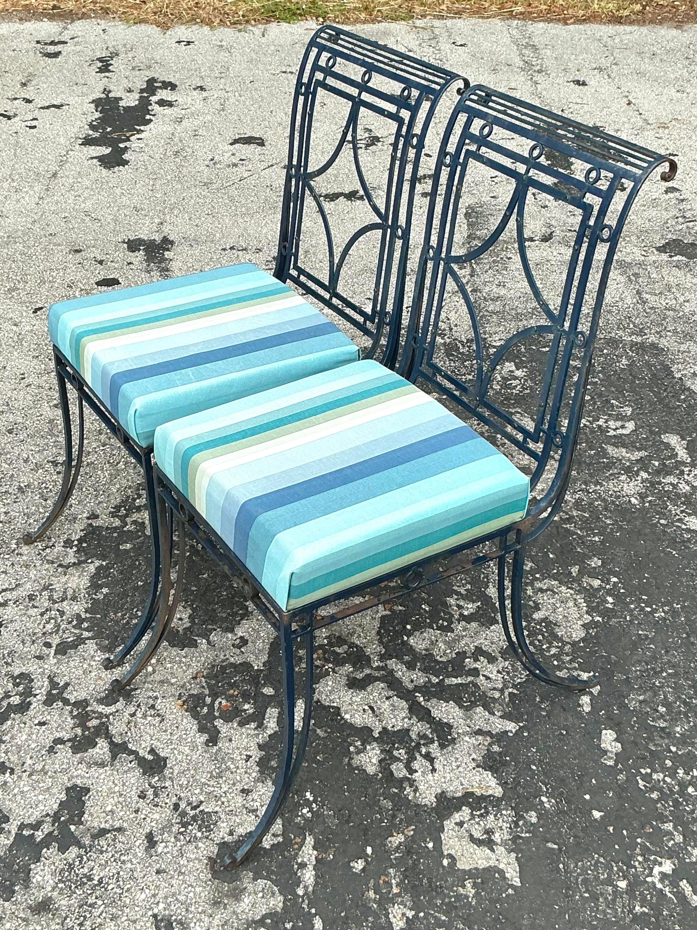 Introduisez une élégance intemporelle dans votre intérieur avec cette paire de chaises Vintage Regency en fer forgé à dossier en volute. Ces chaises de style américain présentent des volutes complexes et une construction robuste, offrant à la fois