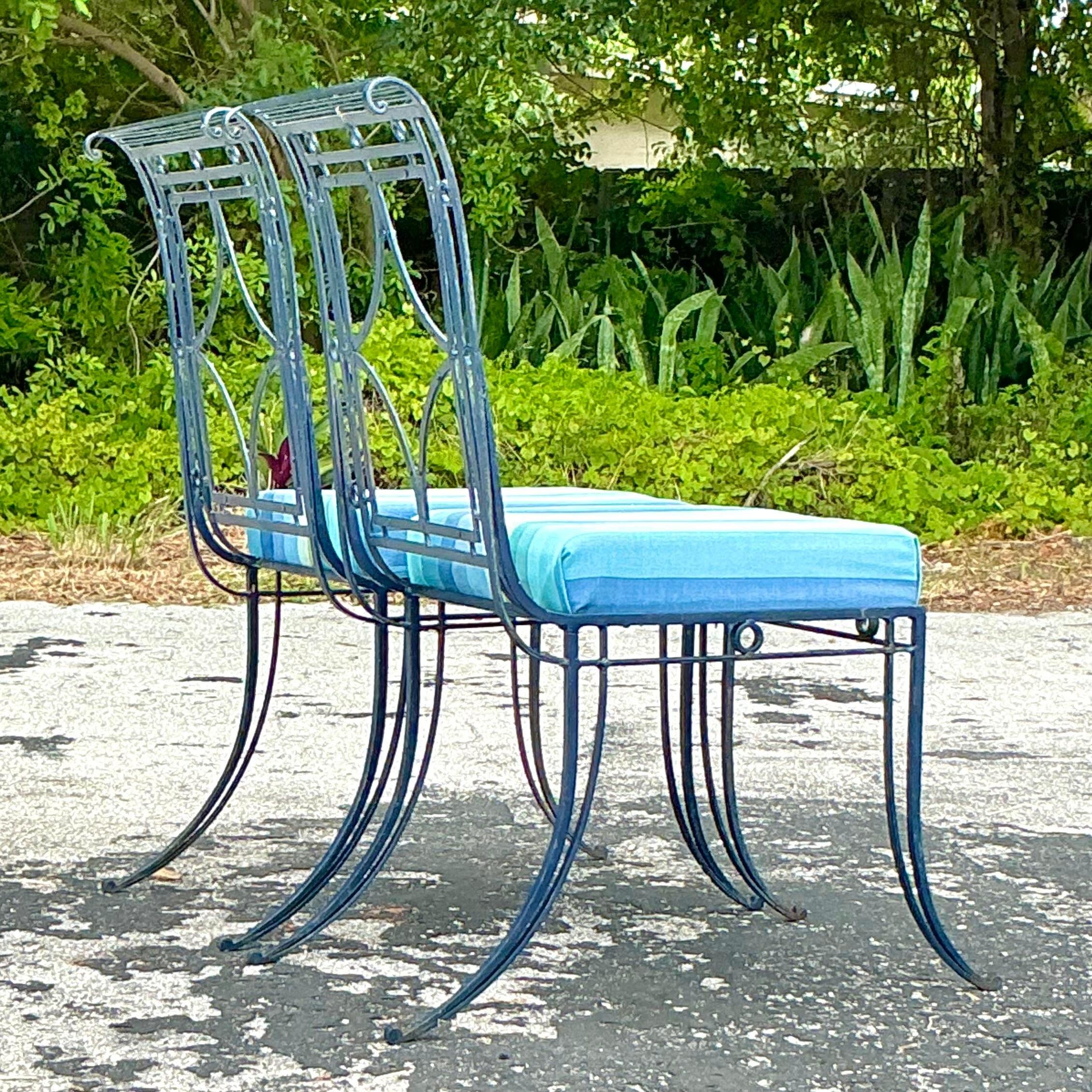 Américain Paire de chaises Vintage Regency en fer forgé avec dossier à volutes en vente
