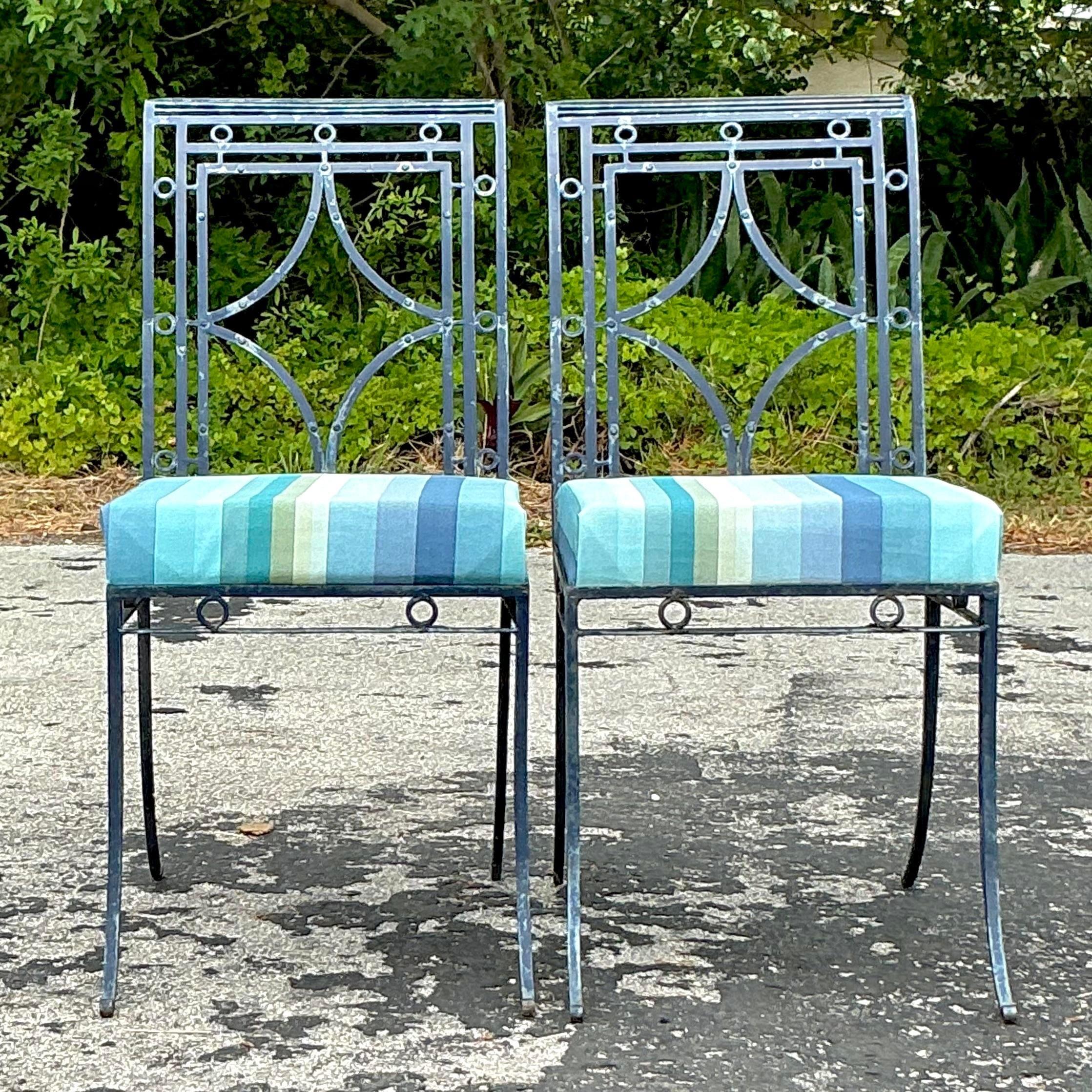 Paire de chaises Vintage Regency en fer forgé avec dossier à volutes Bon état - En vente à west palm beach, FL