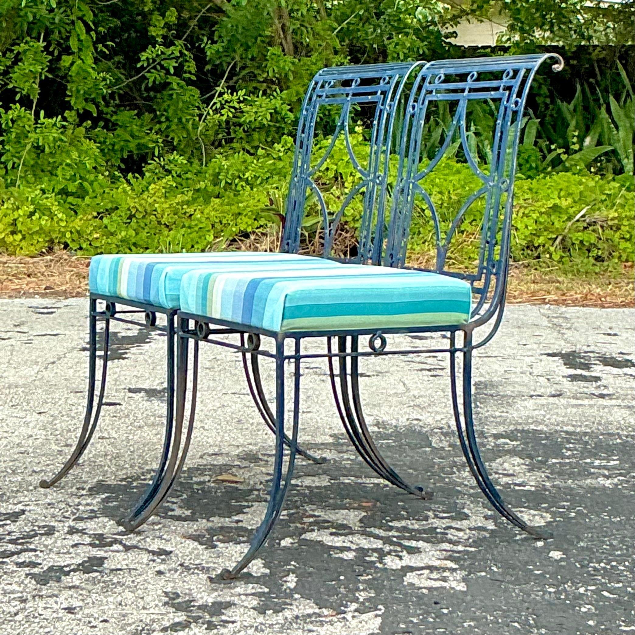 Fer forgé Paire de chaises Vintage Regency en fer forgé avec dossier à volutes en vente