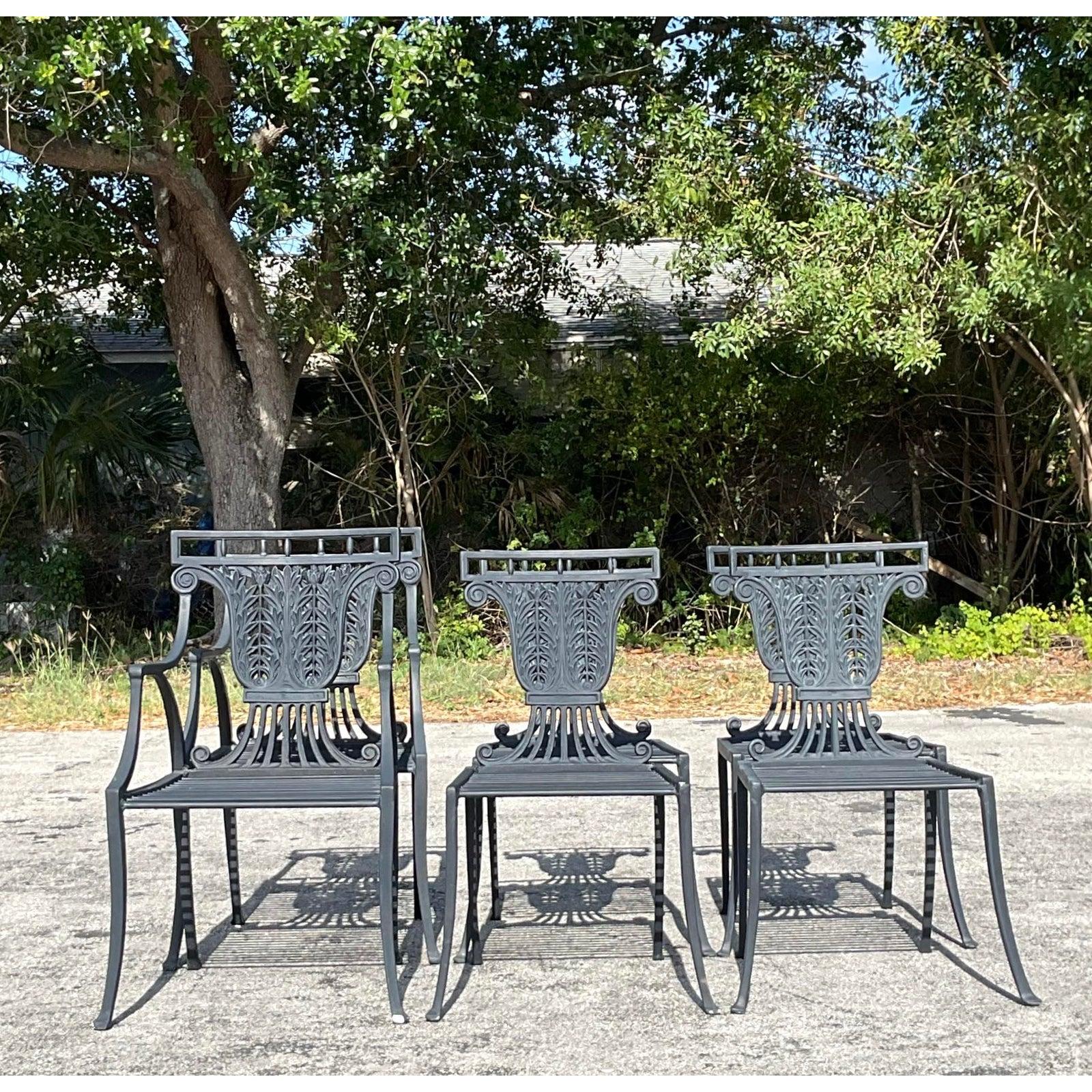 Porta un fascino raffinato nel tuo giardino o nel tuo patio con questo straordinario set di sei sedie da pranzo per esterni in stile Regency vintage. Realizzate in ferro battuto massiccio, queste sedie scultoree sono caratterizzate da schienali a