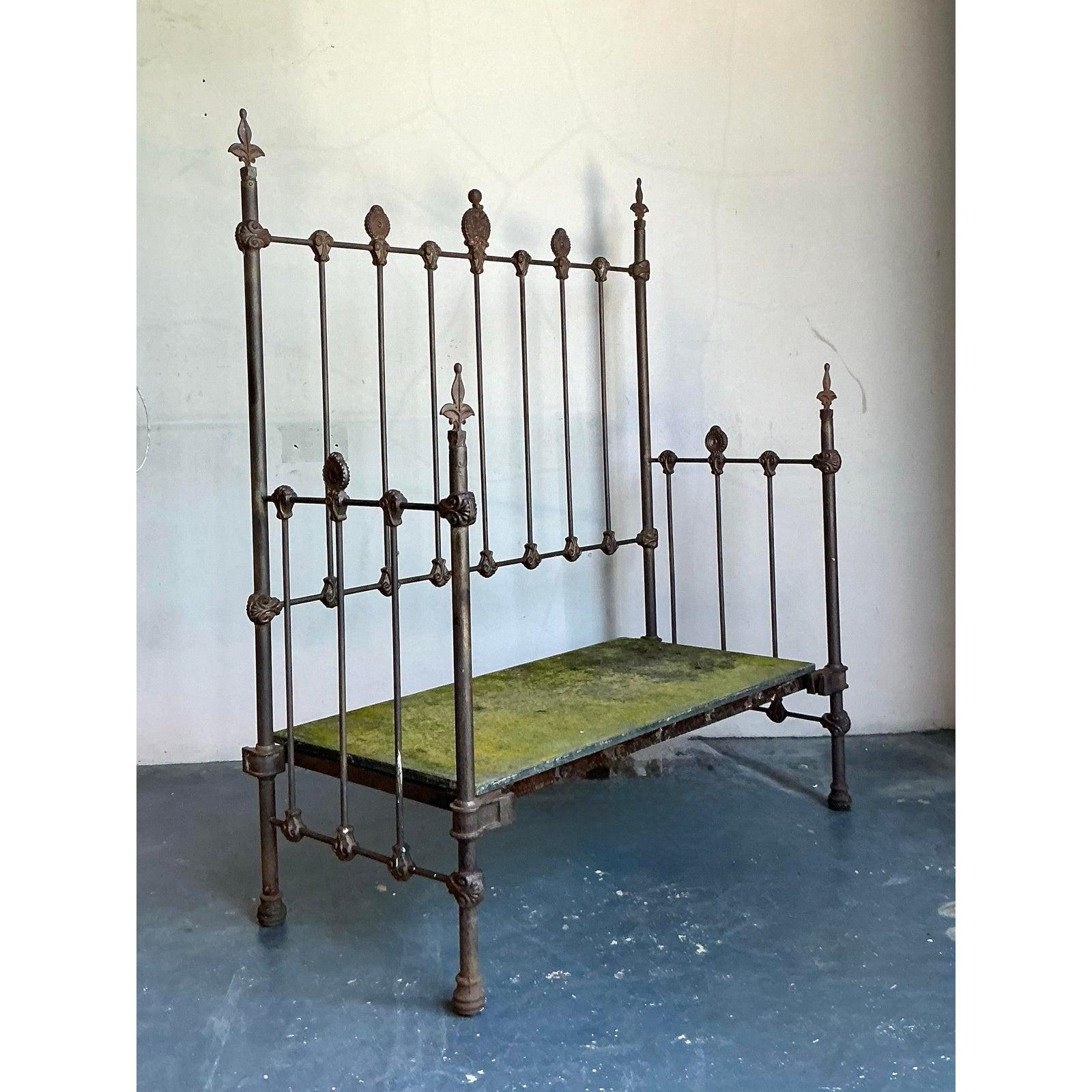 Tauchen Sie ein in eine Ära dauerhafter Eleganz mit diesem prächtigen schmiedeeisernen Vintage-Regency-Sofa, einem wahrhaft fesselnden Designerstück, das jeden Innen- oder Außenbereich aufwertet. Diese einzigartige Bank zeigt außergewöhnliche