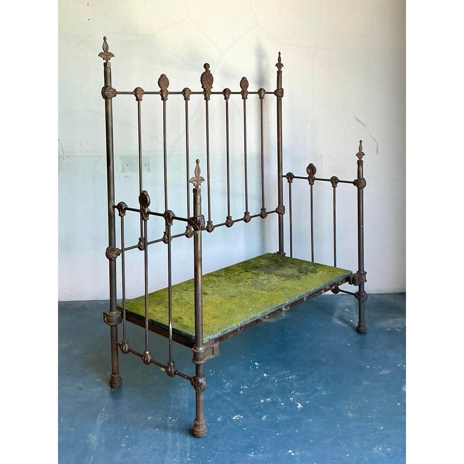 Vintage Regency-Sofa aus Schmiedeeisen (Neoklassisch) im Angebot