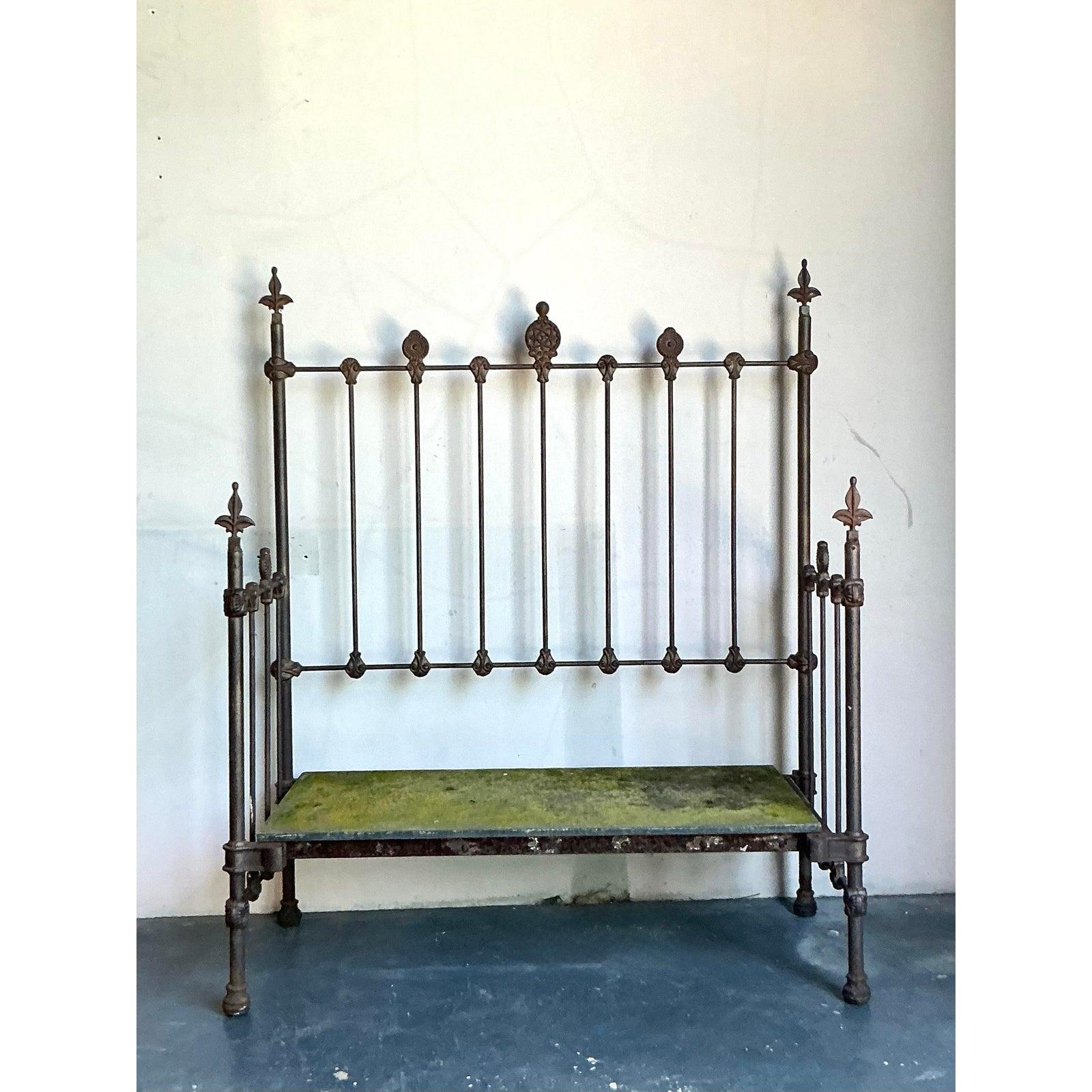 Vintage Regency-Sofa aus Schmiedeeisen (amerikanisch) im Angebot