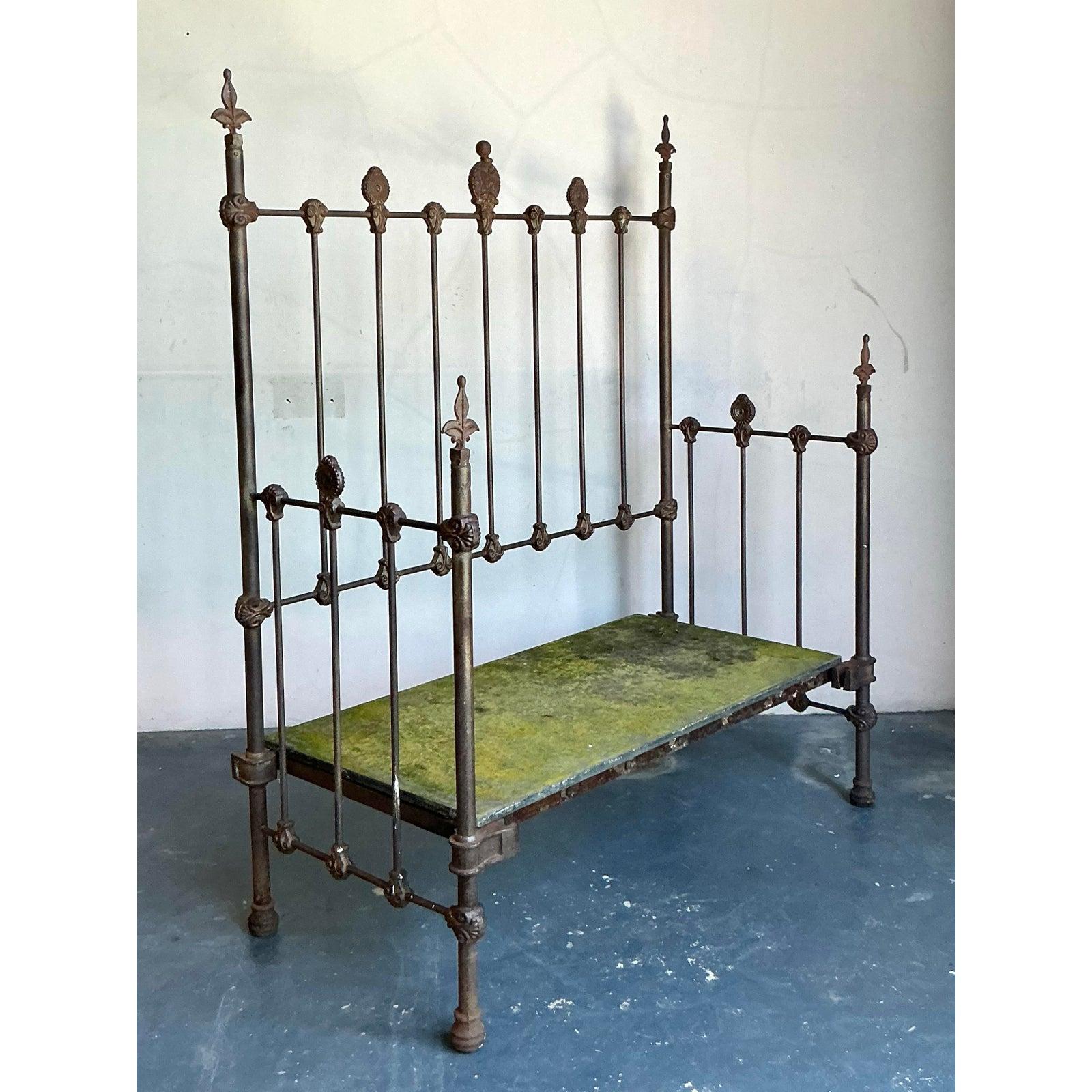 Vintage Regency-Sofa aus Schmiedeeisen im Zustand „Gut“ im Angebot in West Palm Beach, FL