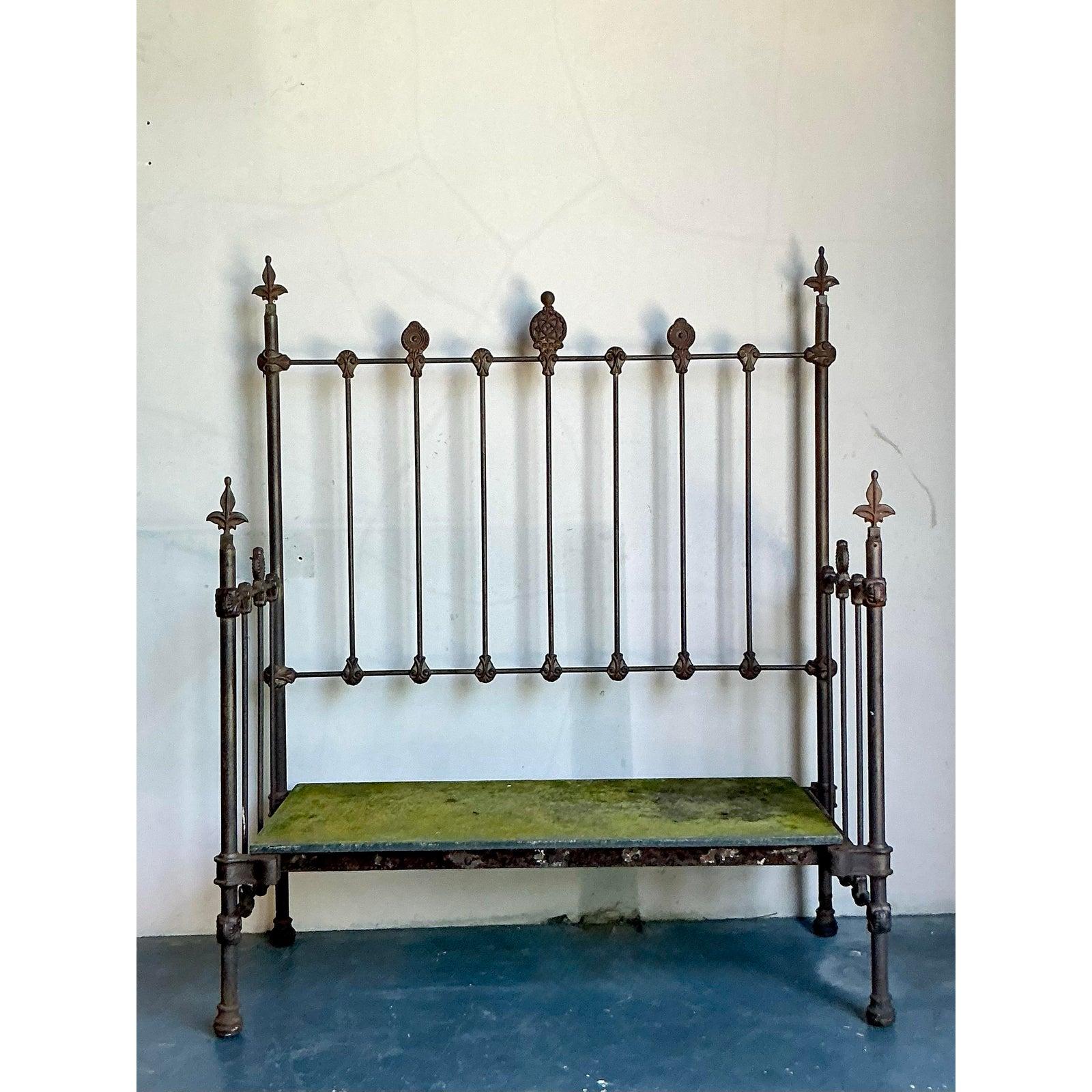 Vintage Regency-Sofa aus Schmiedeeisen (20. Jahrhundert) im Angebot