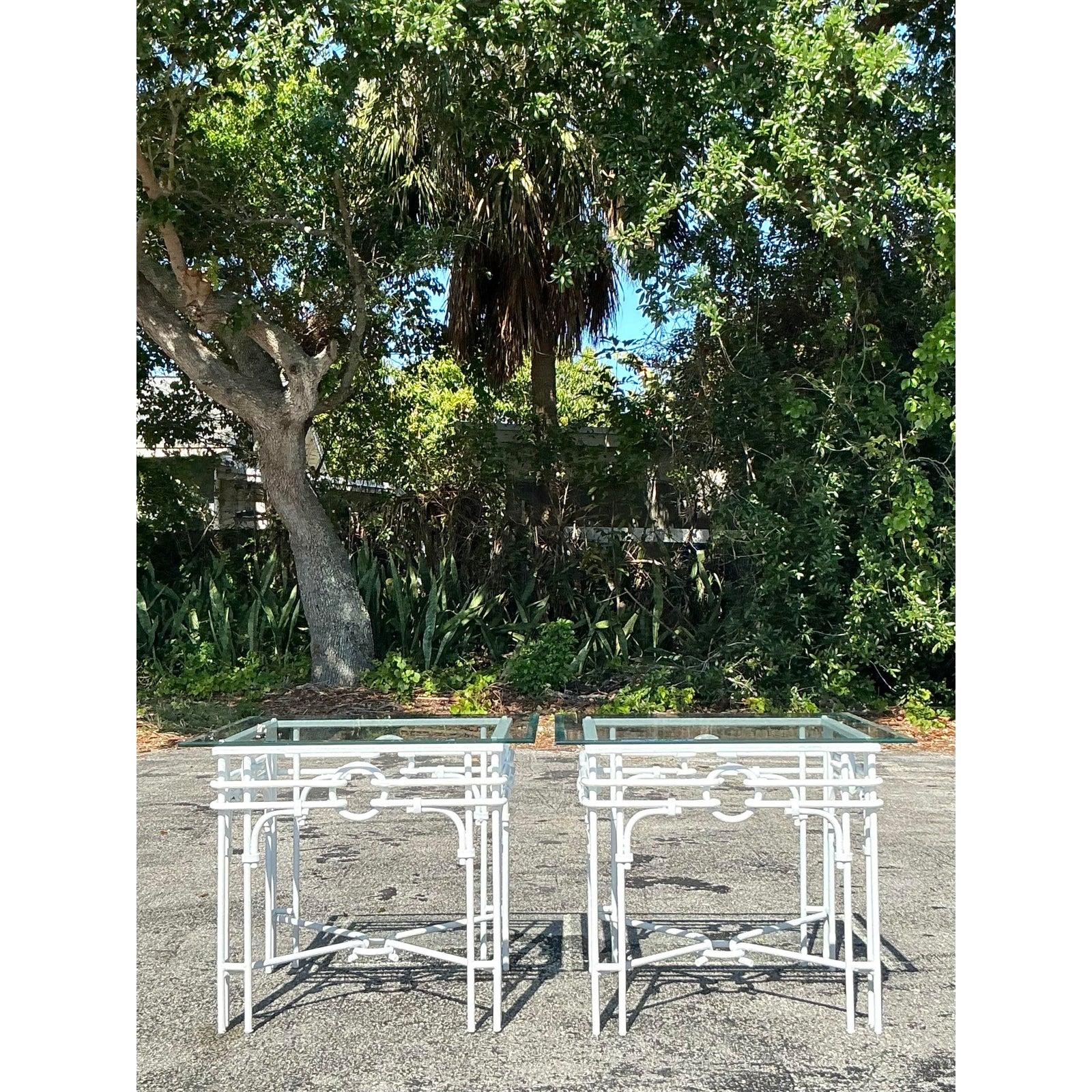 Vintage Regency Schmiedeeisen Beistelltische - ein Paar im Zustand „Gut“ im Angebot in west palm beach, FL