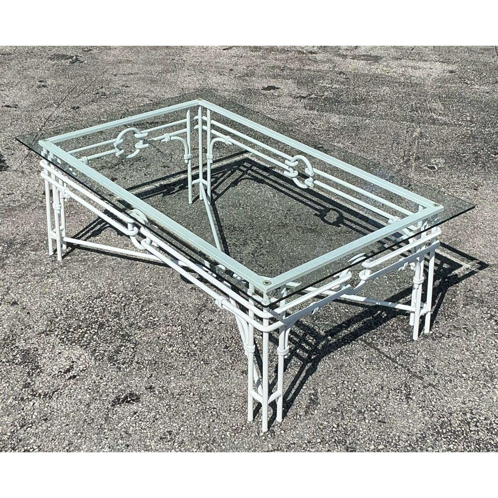 Cette table basse en fer forgé de style Regency vintage offre un attrait visuel saisissant avec sa finition blanche nette et son élégant motif de 