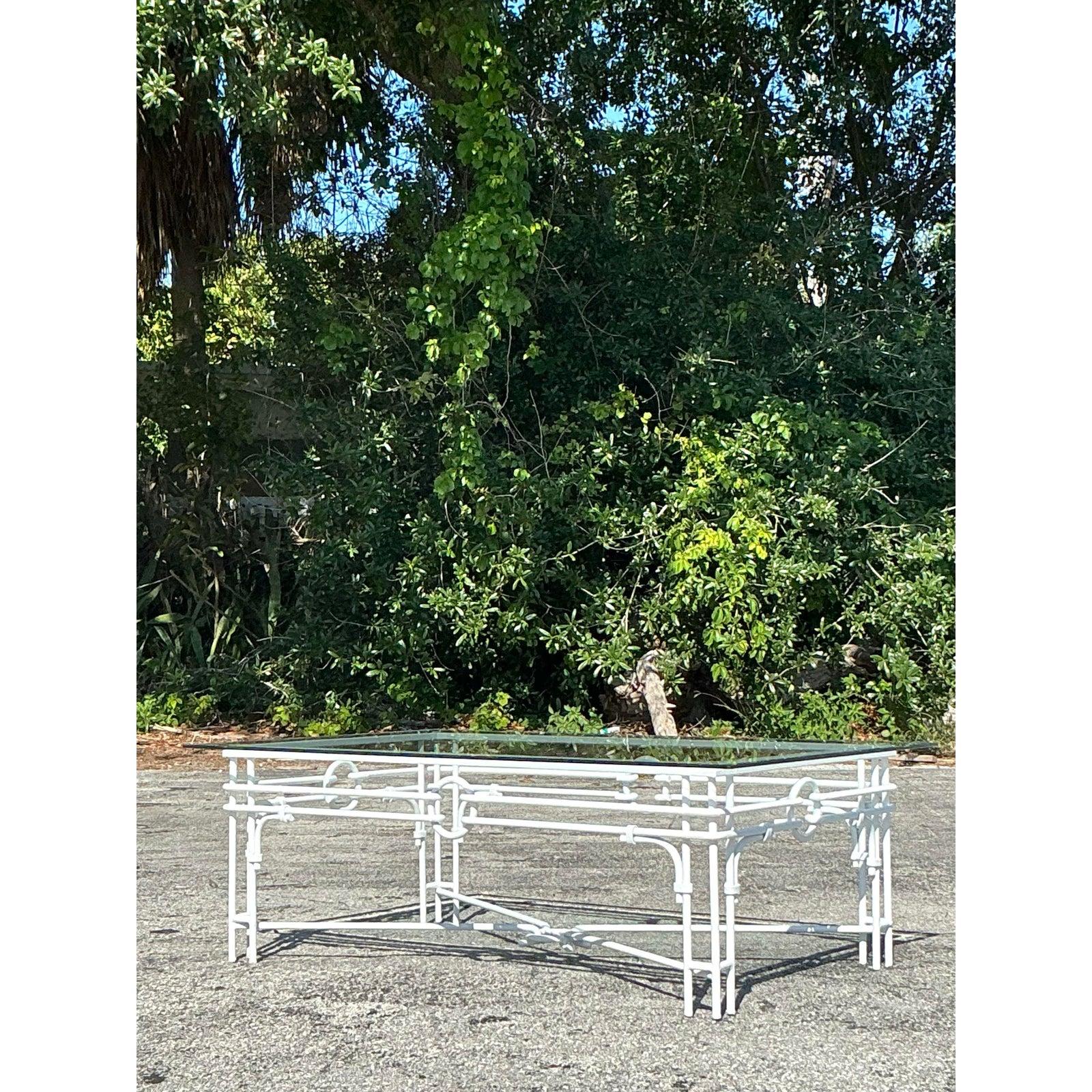 Mid-Century Modern Table à café de style Régence en fer forgé en vente