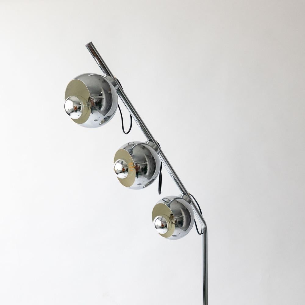 Late 20th Century Sculptural chromed Space Age floor lamp, collectible Italian design For Sale