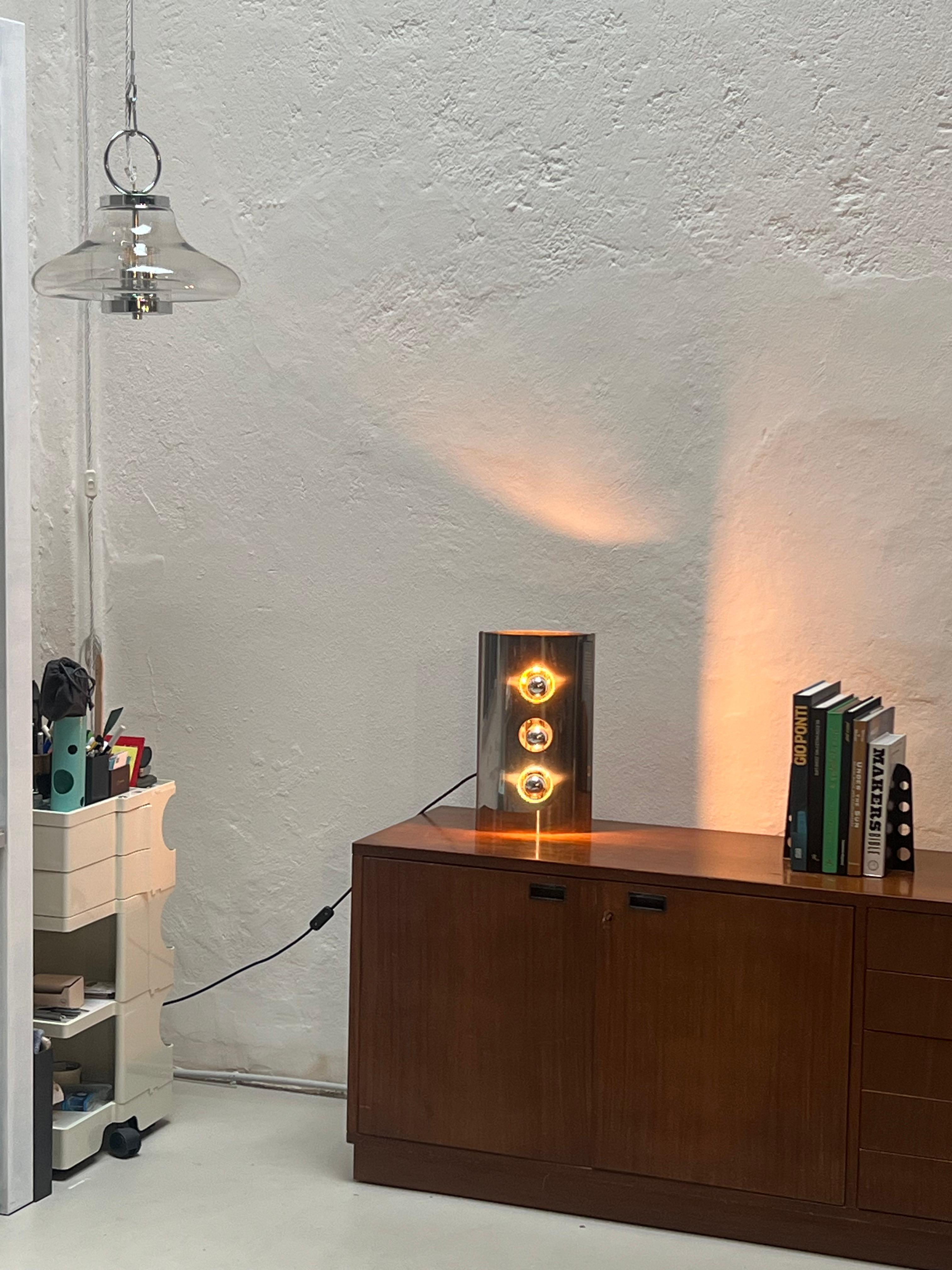 Reggiani Table Lamp - Space Age Light - Collectible Italian Design

Reggiani table lamp made in curved stainless steel and with three light bulbs. Dated to the late 1960s, Reggiani's golden age, it is a perfect example of 