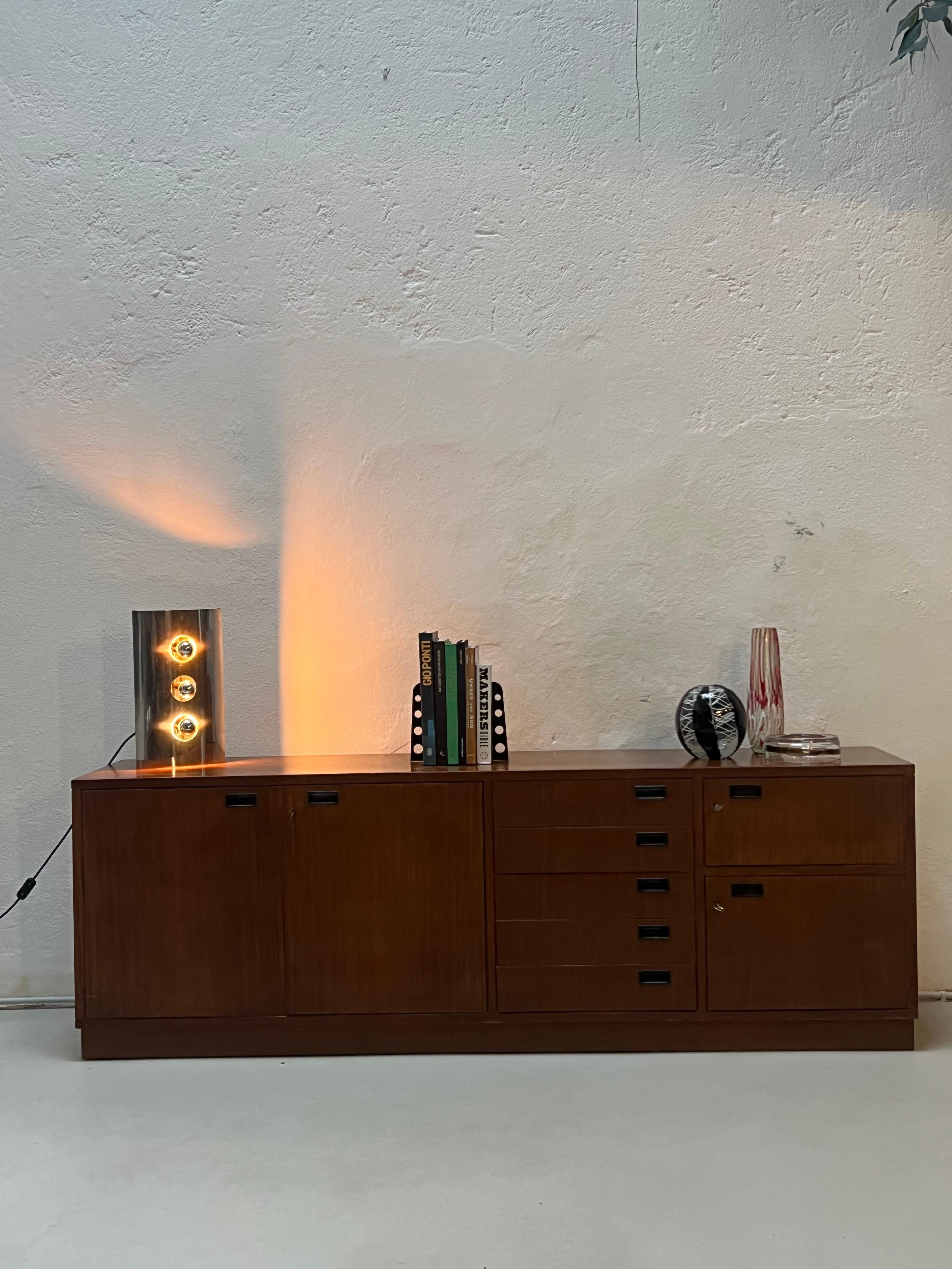 Lampe de table Reggiani - Space Age Light - Collectible Italian Design

Lampe de table Reggiani en acier inoxydable courbé avec trois ampoules. Datant de la fin des années 1960, l'âge d'or de Reggiani, elle est un parfait exemple du style 