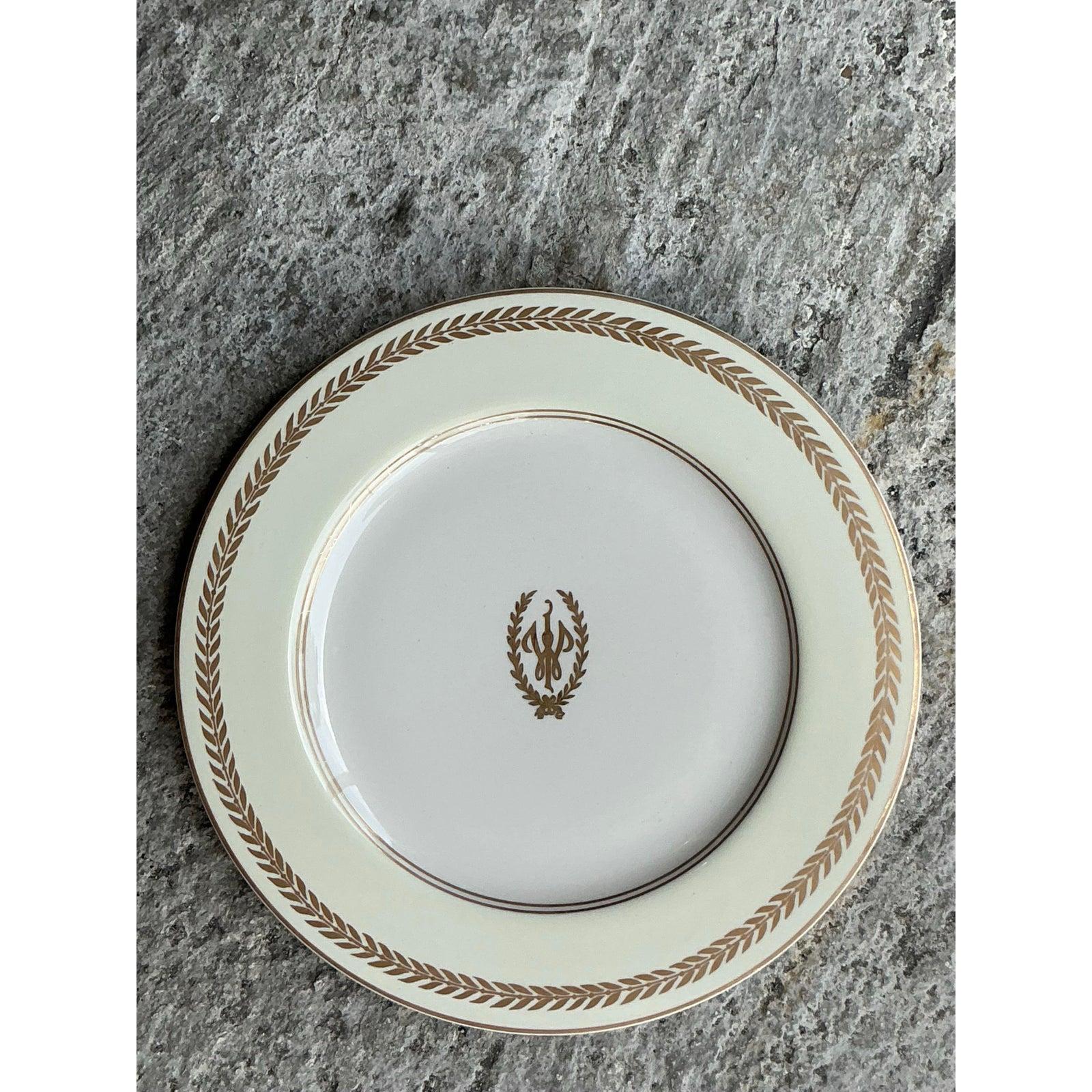Vintage Regncy Homer Laughlin “Williamsburg Inn” Laurel Leaf China - Set of 12 In Good Condition For Sale In West Palm Beach, FL