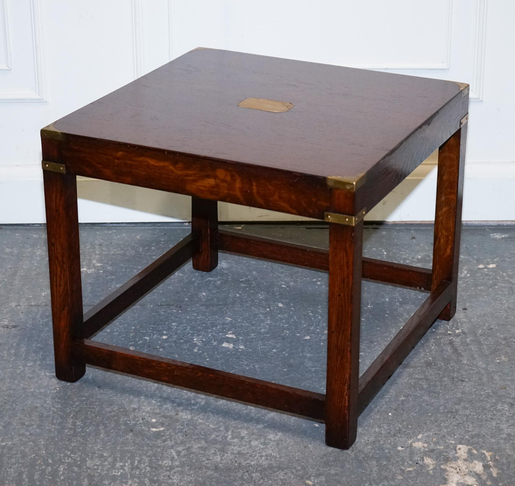 
Nous sommes ravis d'offrir à la vente cette table d'appoint de campagne militaire REH Kennedy Vintage restaurée. 

Une table très bien faite et solide, la ligne Campaigner est l'une des pièces les plus désirées. Nous avons une table basse assortie
