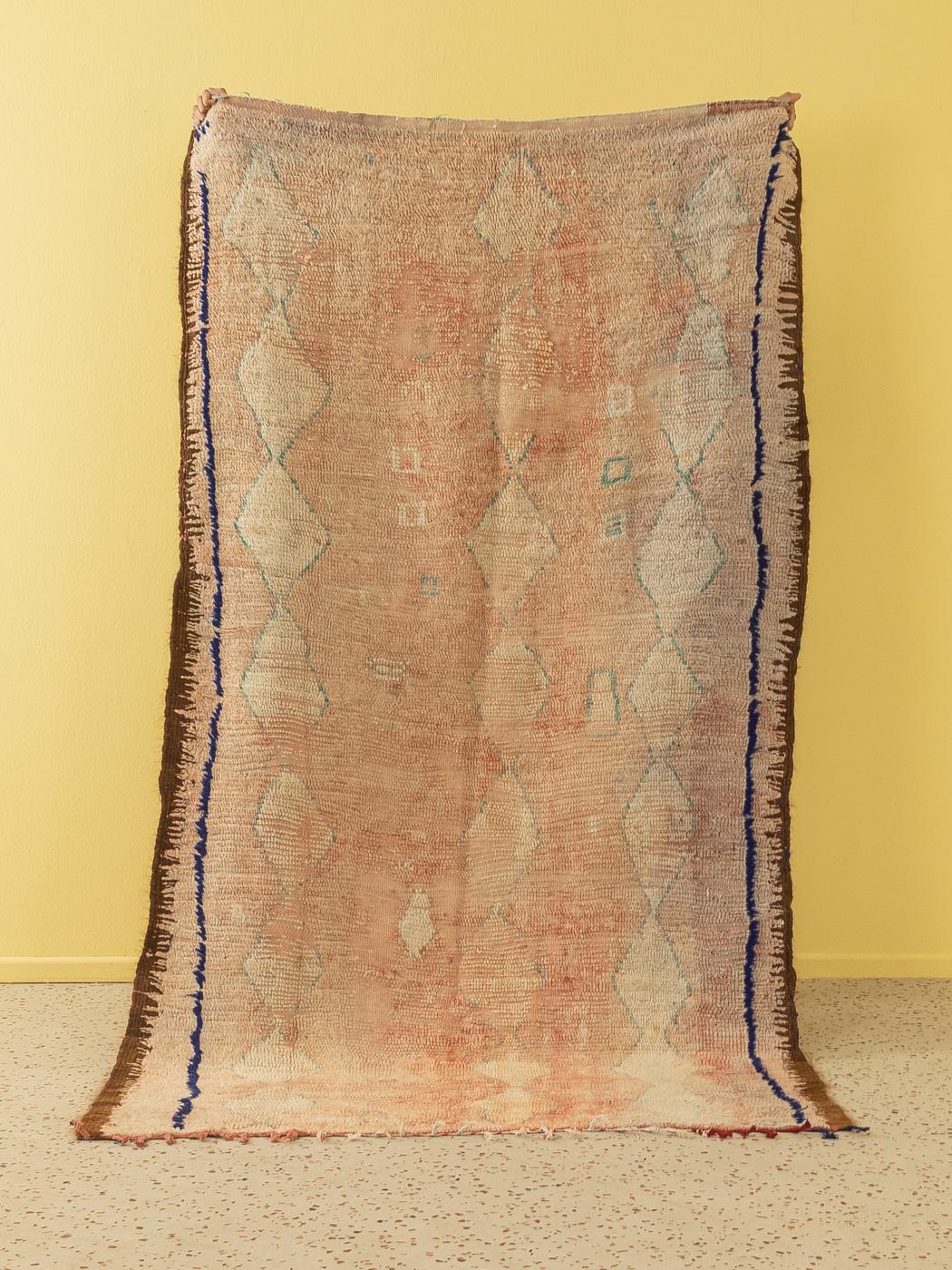 Dieser Vintage Rehamna ist ein Teppich aus 100 % Wolle - weich und angenehm zu tragen. Unsere Berberteppiche sind handgefertigt, ein Knoten nach dem anderen. Jeder unserer Berberteppiche ist ein langlebiges Einzelstück, das auf nachhaltige Weise aus