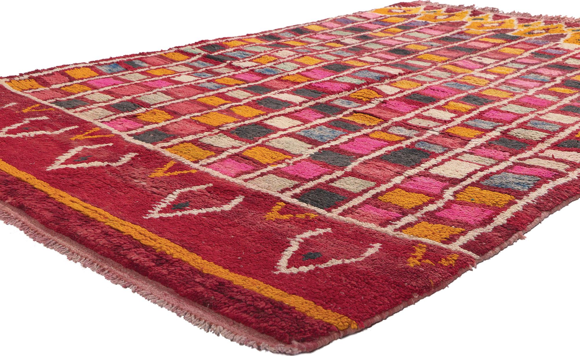 20259 Tapis marocain Vintage Rehamna, 04'11 x 07'10. Des plaines centrales de Rehamna, à l'est de Marrakech, émerge un tapis qui défie les attentes avec ses motifs colorés et imprévisibles. Embrassant un style cubiste abstrait fusionné avec des