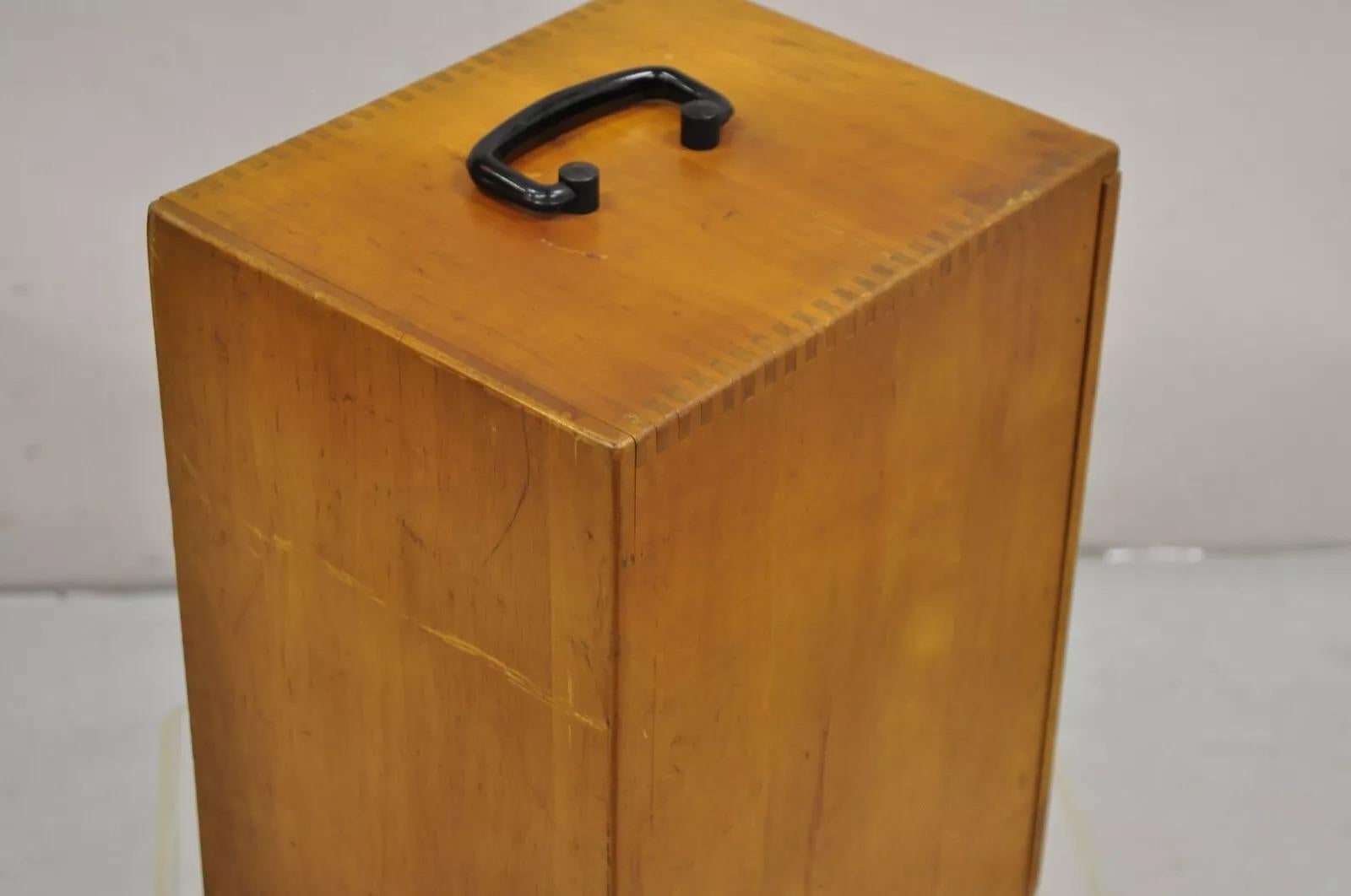 Microscope autrichien Reichert 241 653 vintage en bois avec accessoires en vente 4