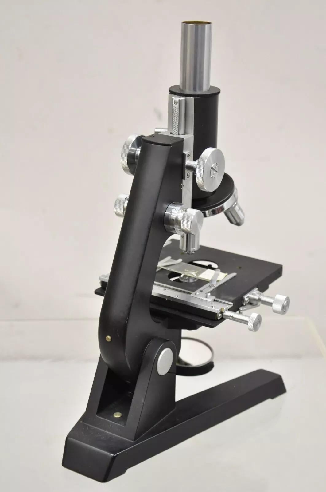 Microscope autrichien Reichert 241 653 vintage en bois avec accessoires en vente 5