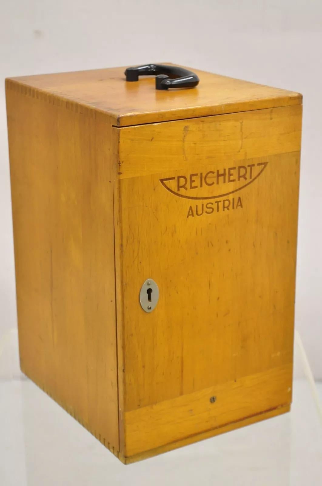 Vintage Reichert Austria Microscope Number 241 653 in Wooden Box with Accessories as Pictured. Circa  Fin du 20e siècle. Mesures : Boîte : 14,5