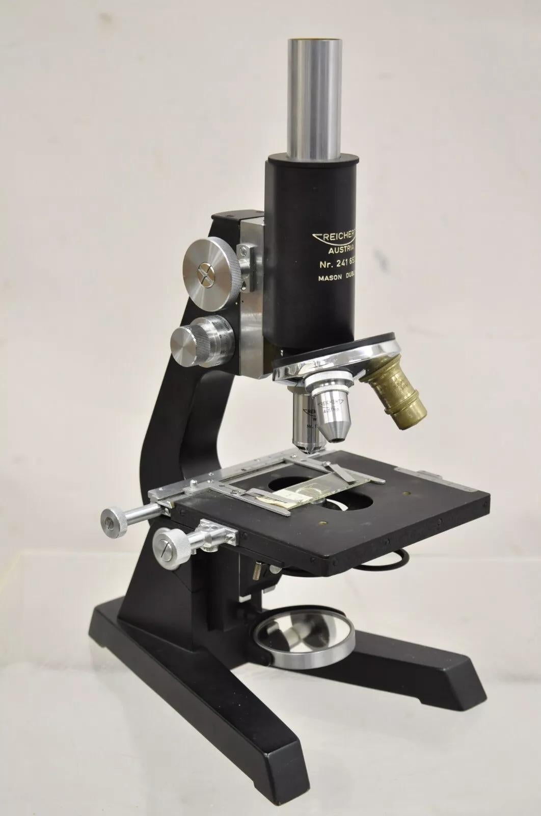 Art déco Microscope autrichien Reichert 241 653 vintage en bois avec accessoires en vente