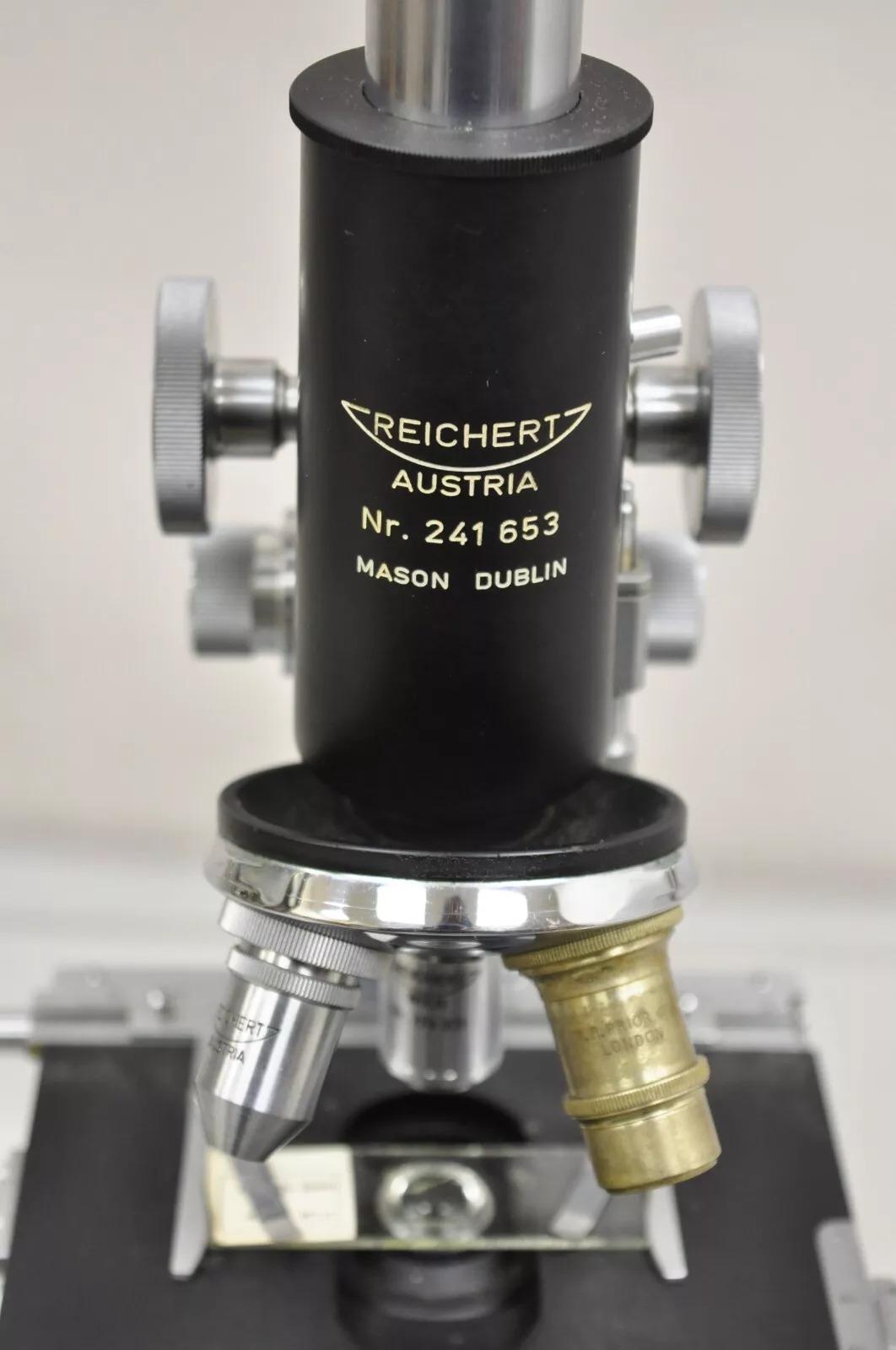 20ième siècle Microscope autrichien Reichert 241 653 vintage en bois avec accessoires en vente
