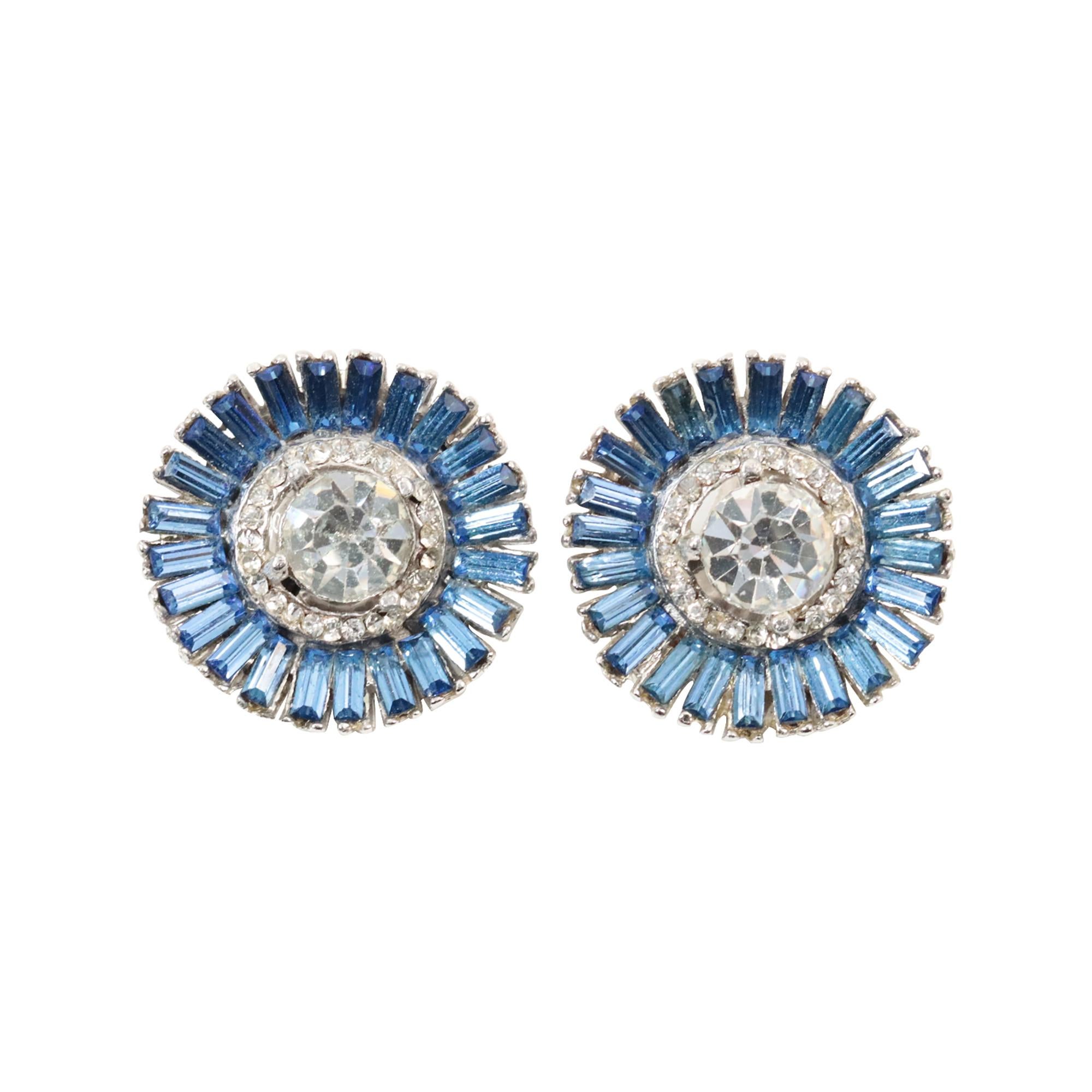 Pendientes vintage Reinad de diamantes y zafiros en tono plateado Circa años 60. No son reales, pero lo parecen.  Enganche. Están formadas por una baguette grande, redonda y con aspecto de zafiro, y tienen un aspecto impresionante. Tan bien hechas y