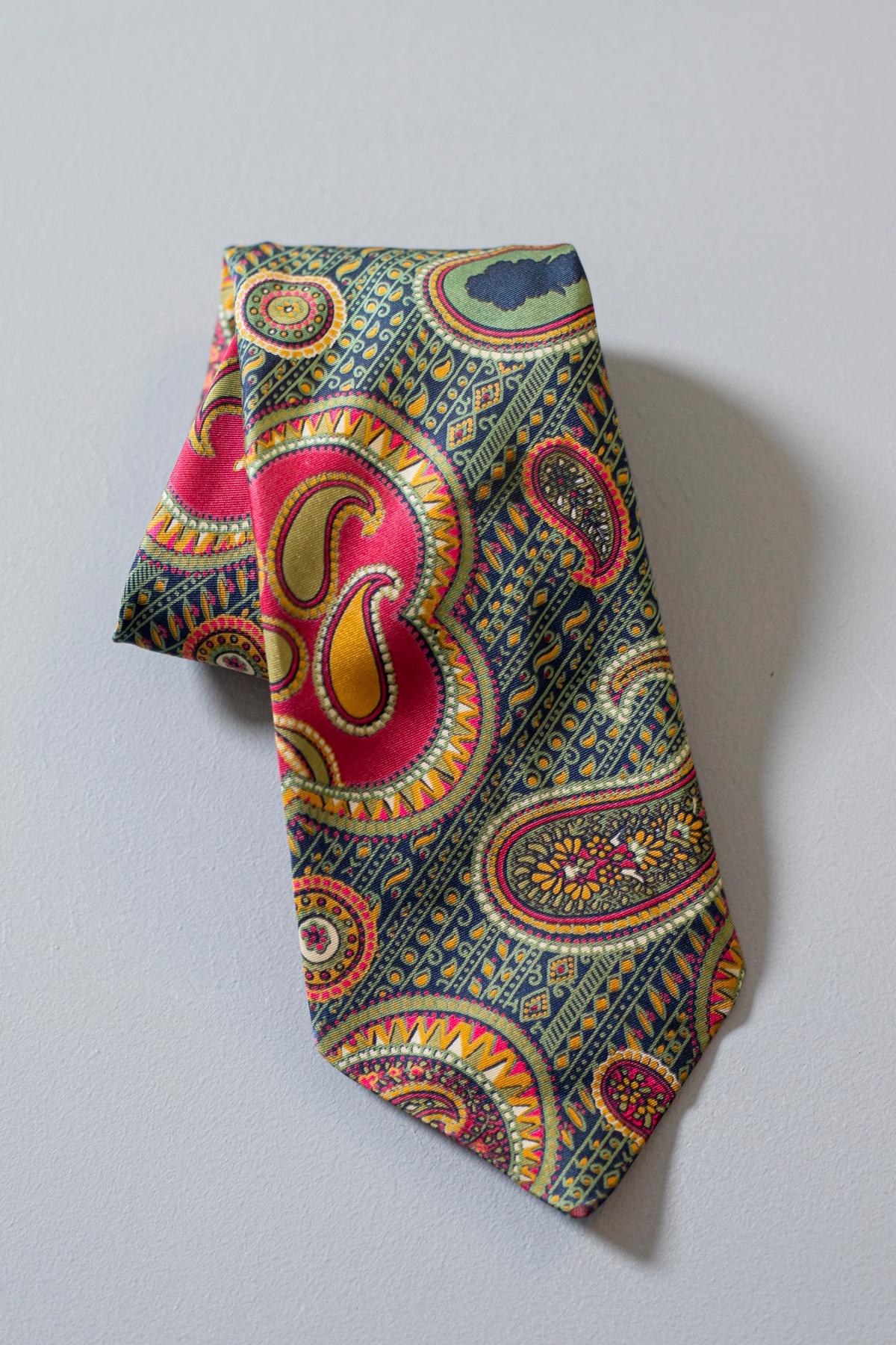 Particular tie designed by Reine Seide, it is made of 100% silk. Colourful and extremely decorated, this tie displays both paisley and geometrical motifs. Thanks to its warm colors it is ideal for a nice spring / summer outdoor evening, giving you a