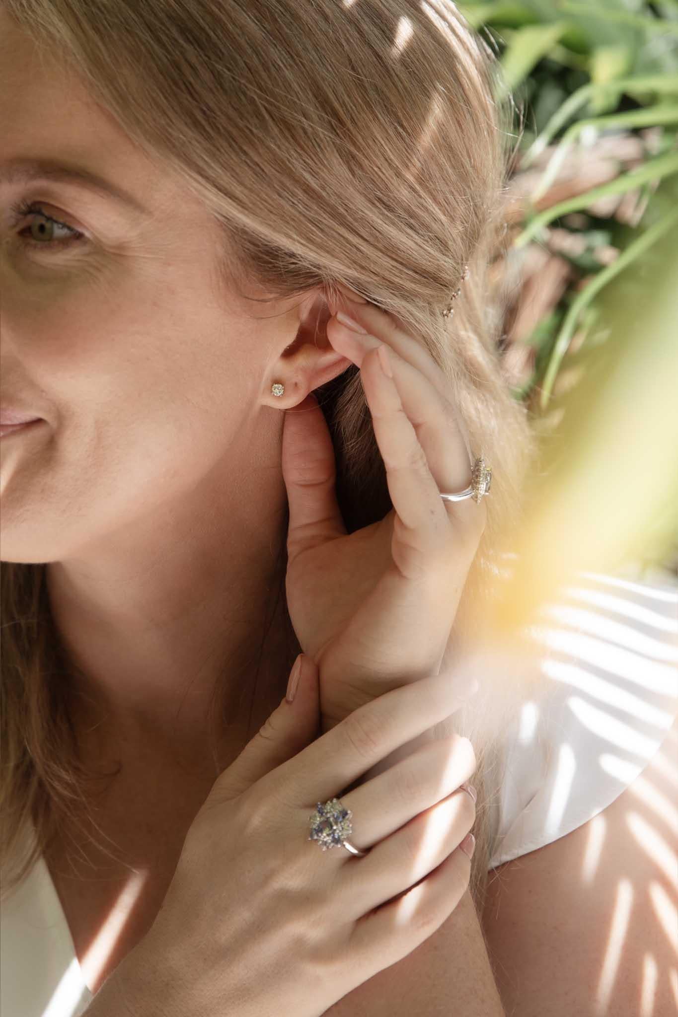 Funkelnde Diamanten, gefasst in 18-karätigem Gold, sind die Essenz unserer Vani-Ohrringe. Sie strahlen und rufen starke Gefühle von Liebe und Leidenschaft hervor.  Sie ist perfekt für den perfekten Menschen.

Die Vani Ohrstecker Edelstein Details