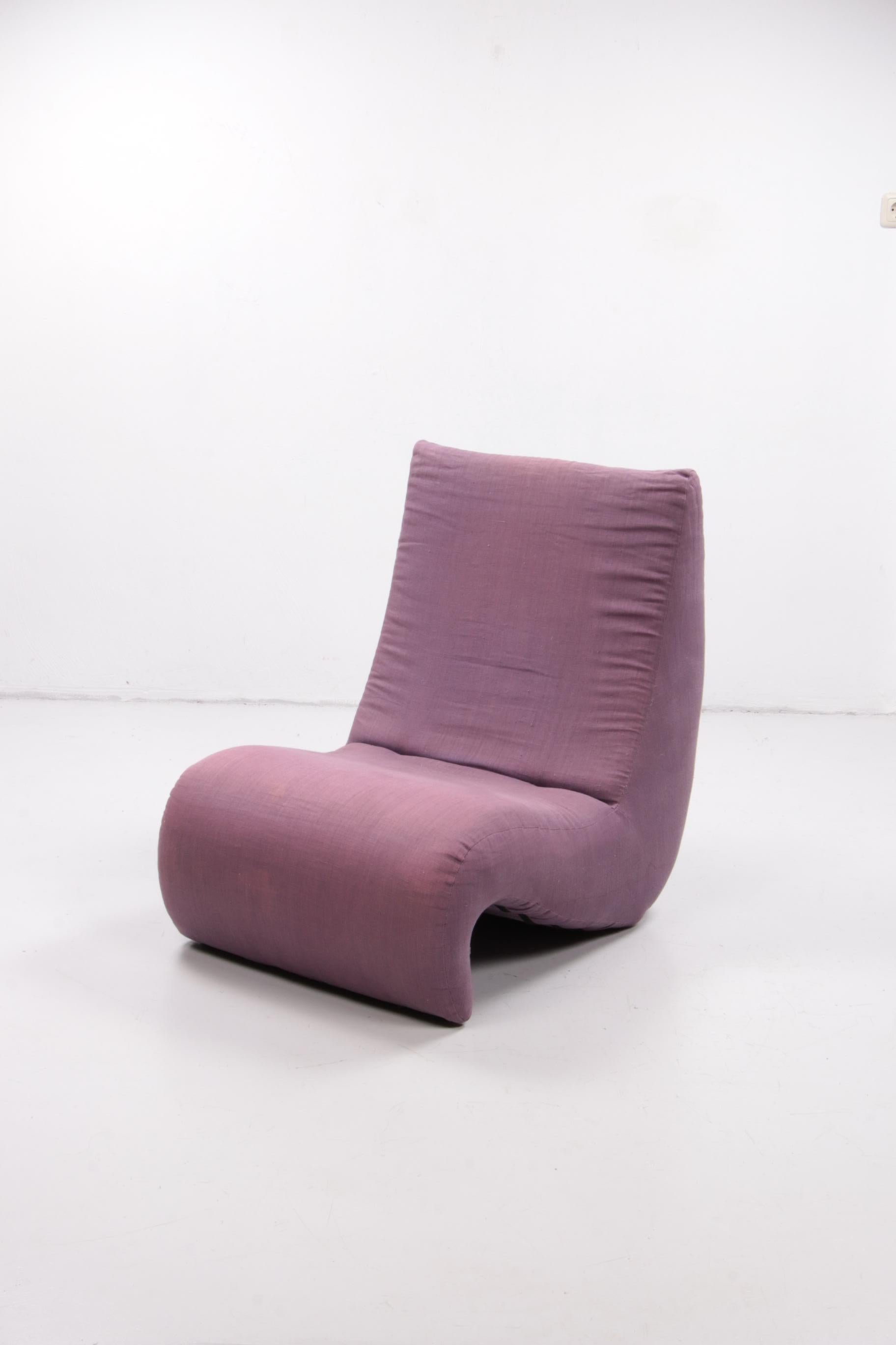 Beautiful design armchair from 1970, designed by Verner Panton for Vitra, known for the Panton chair.

The Amoebe was designed in 1970 by Verner Panton for his famous Visiona installation, which incorporates different versions of this