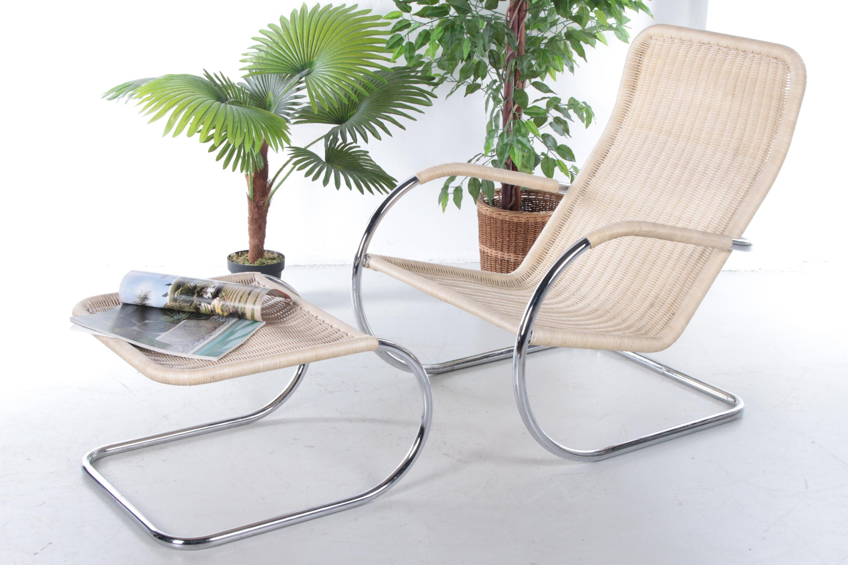 Vintage relax chair with ottoman from Tecta, design by Anton Lorenz Germany


This is a beautiful relax chair with a ottoman.

The design is by Anton Lorenz in the 1930s

Beautiful and timeless design with elegantly curved steel tubes. The
