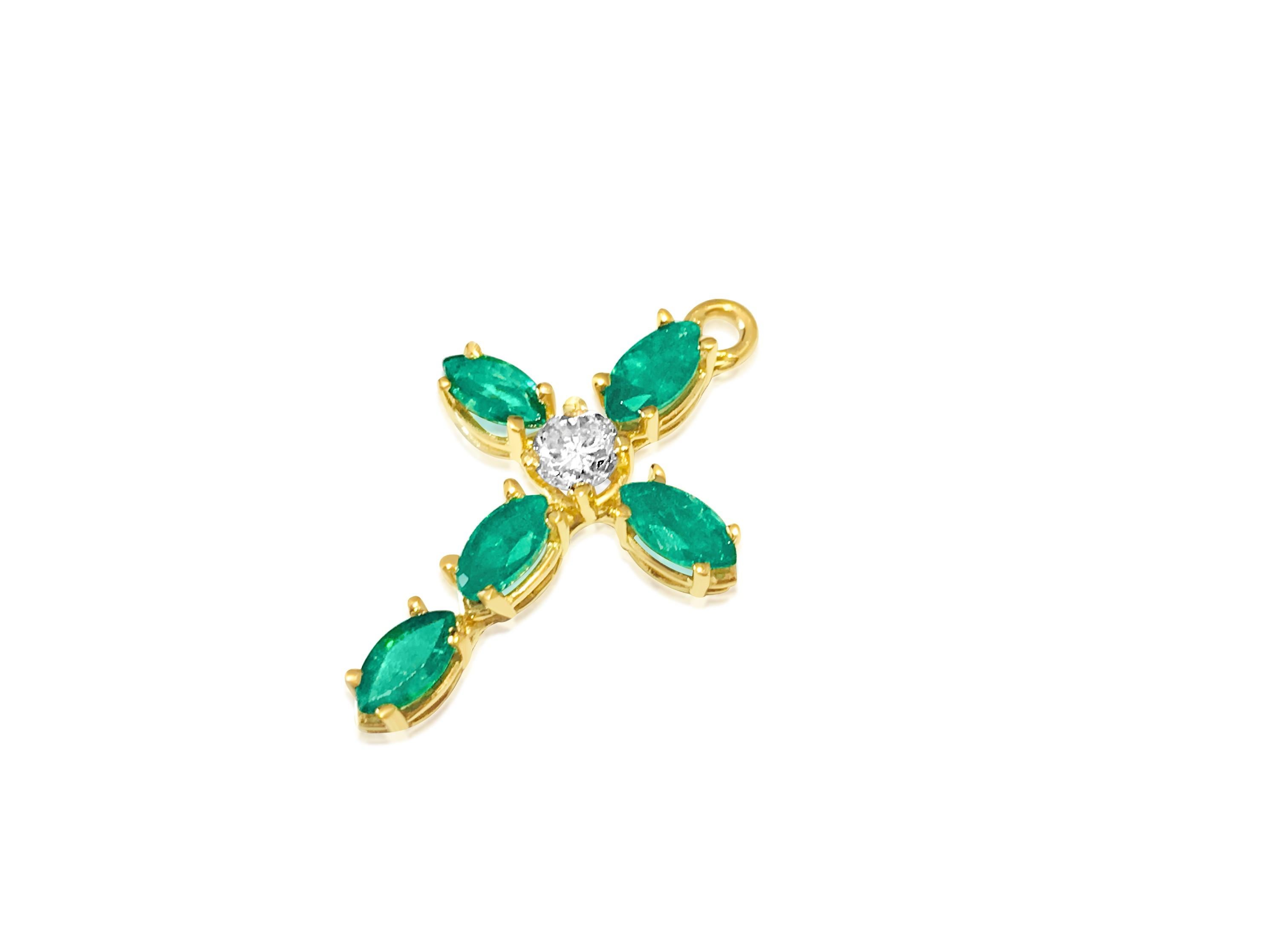 Ti presentiamo uno splendido ciondolo a croce realizzato in oro giallo 14k, ornato da un diamante rotondo taglio brillante da 0,35 carati e da smeraldi taglio marquise da 0,60 carati, tutti 100% naturali, estratti dalla terra e autentici. Grazie